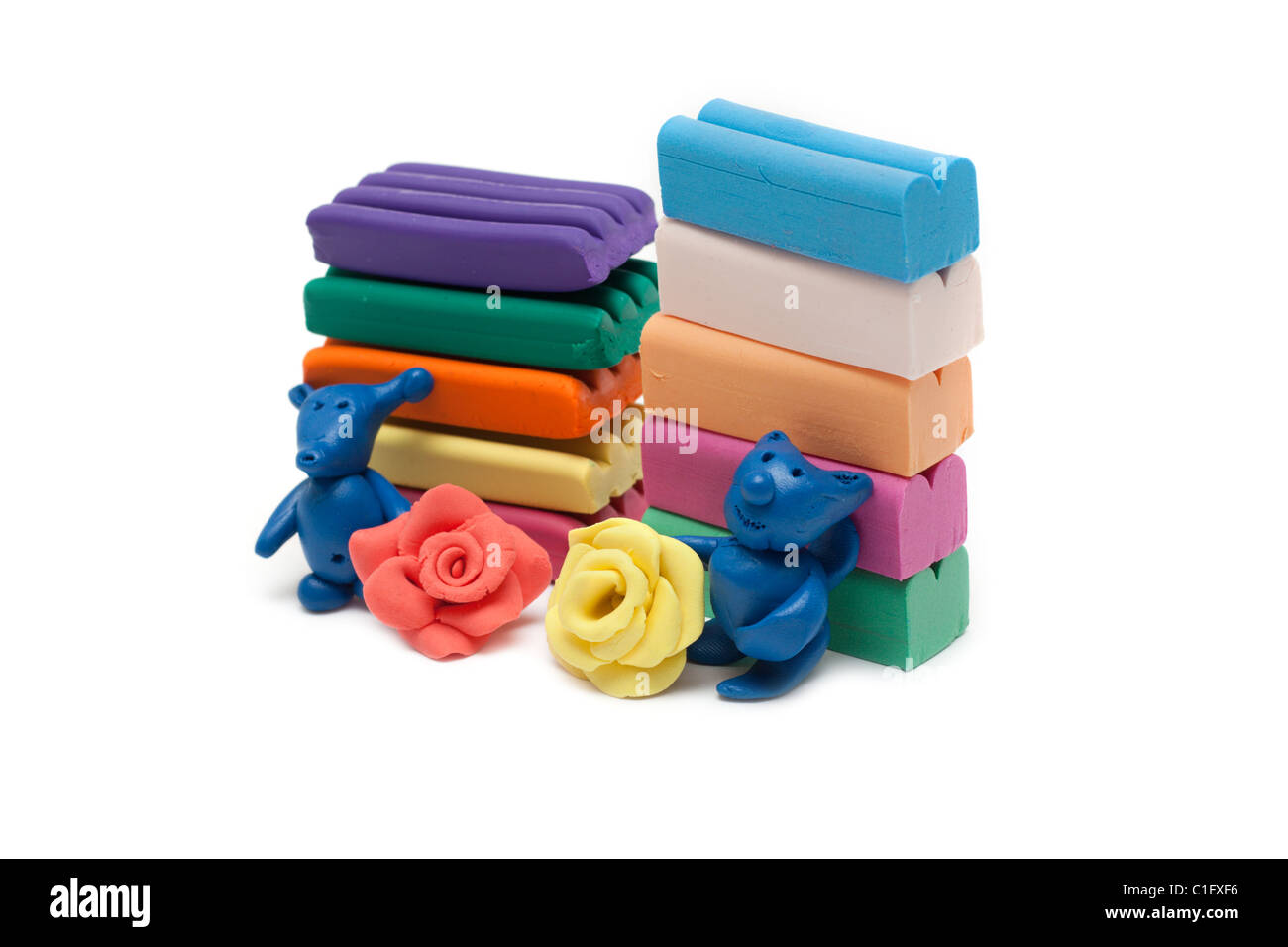 Una serie di plastilina colorata, modellante argilla isolata su sfondo  bianco. Plastilina per bambini o modelli professionali Foto stock - Alamy