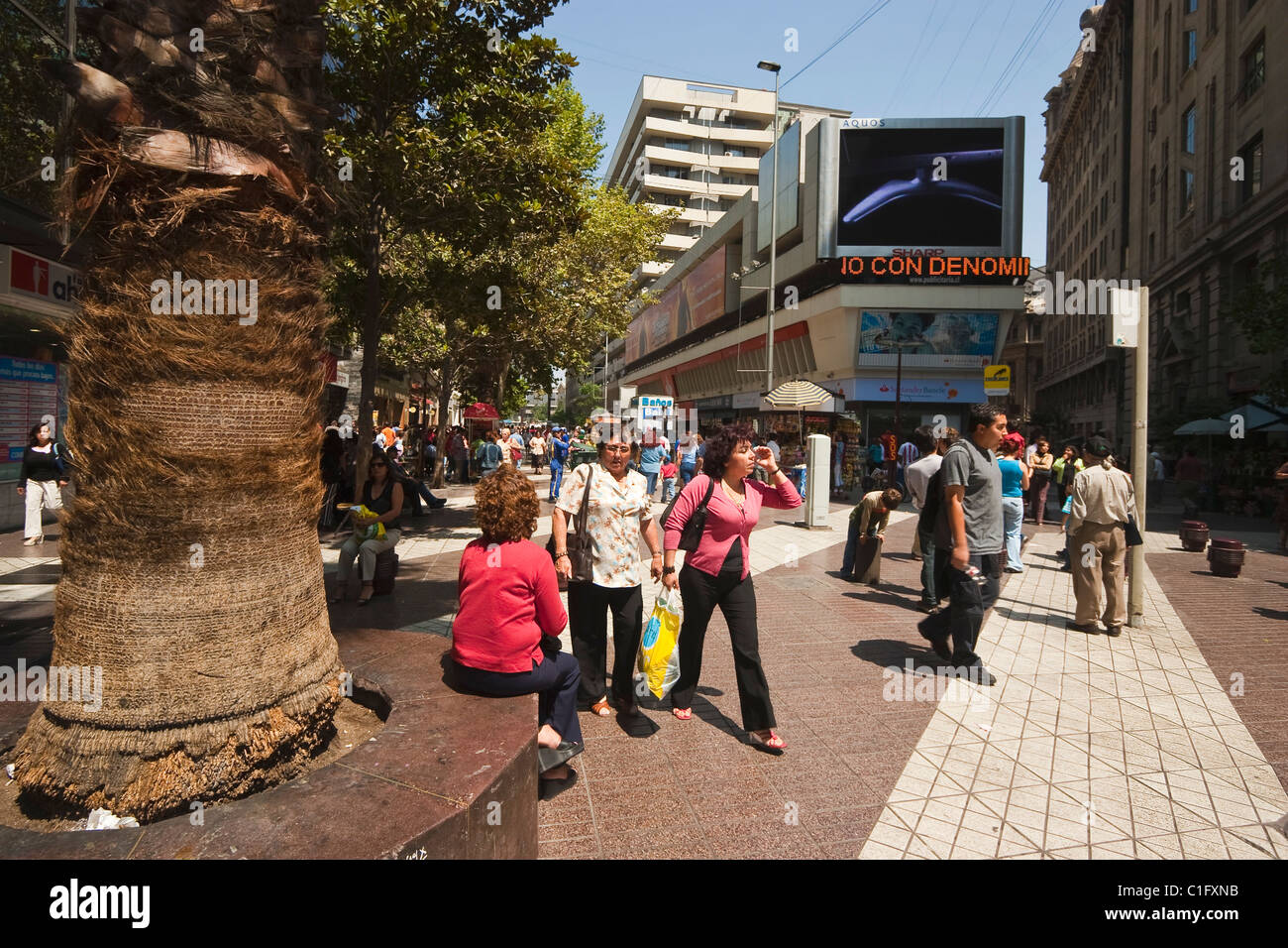 Area pedonale Paseo de Ahumada con i suoi caffè e negozi, nel cuore del centro commerciale della capitale; Santiago del Cile Foto Stock