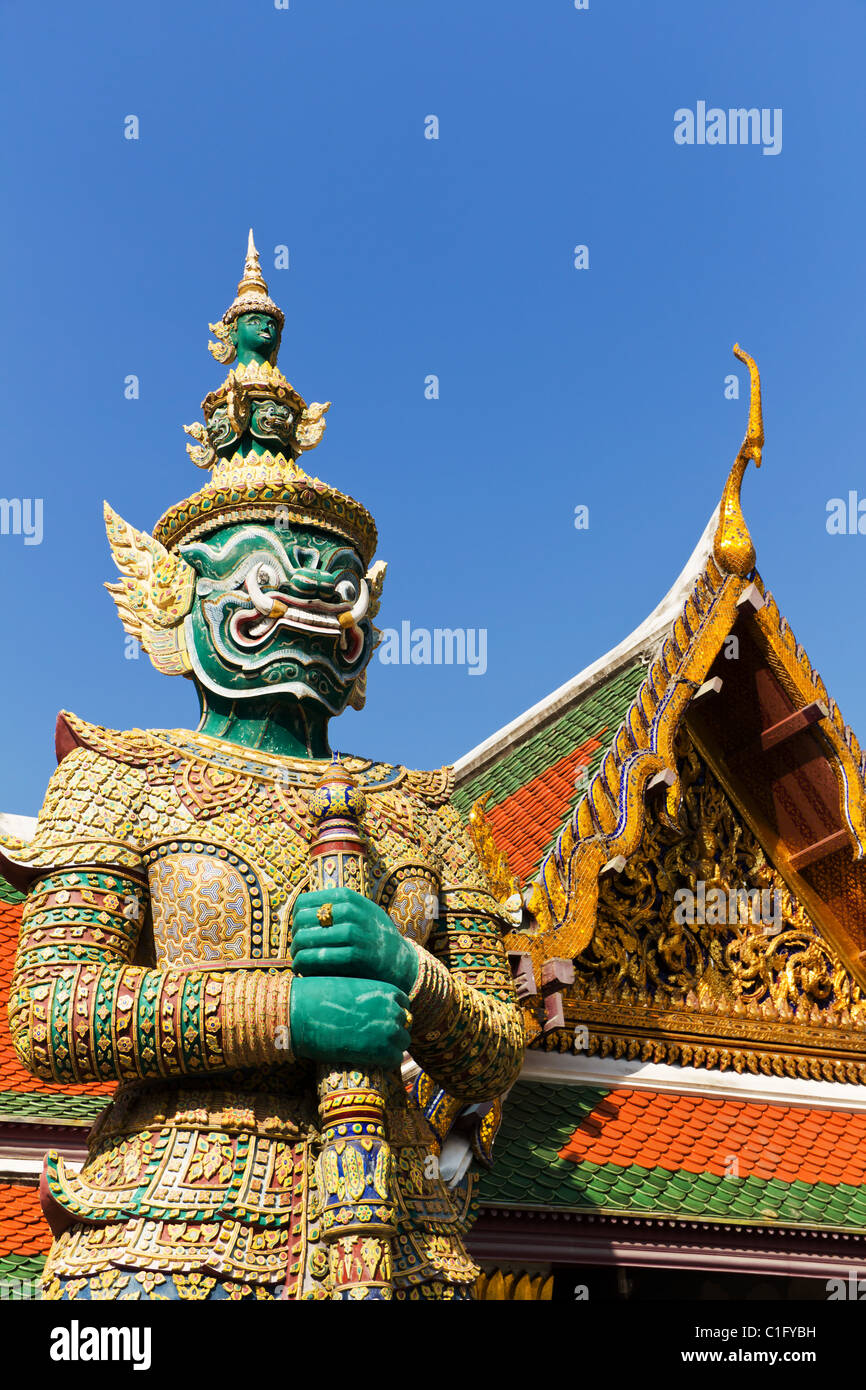 Tre- Testa Statua di guardia presso il Grand Palace a Bangkok, in Thailandia Foto Stock