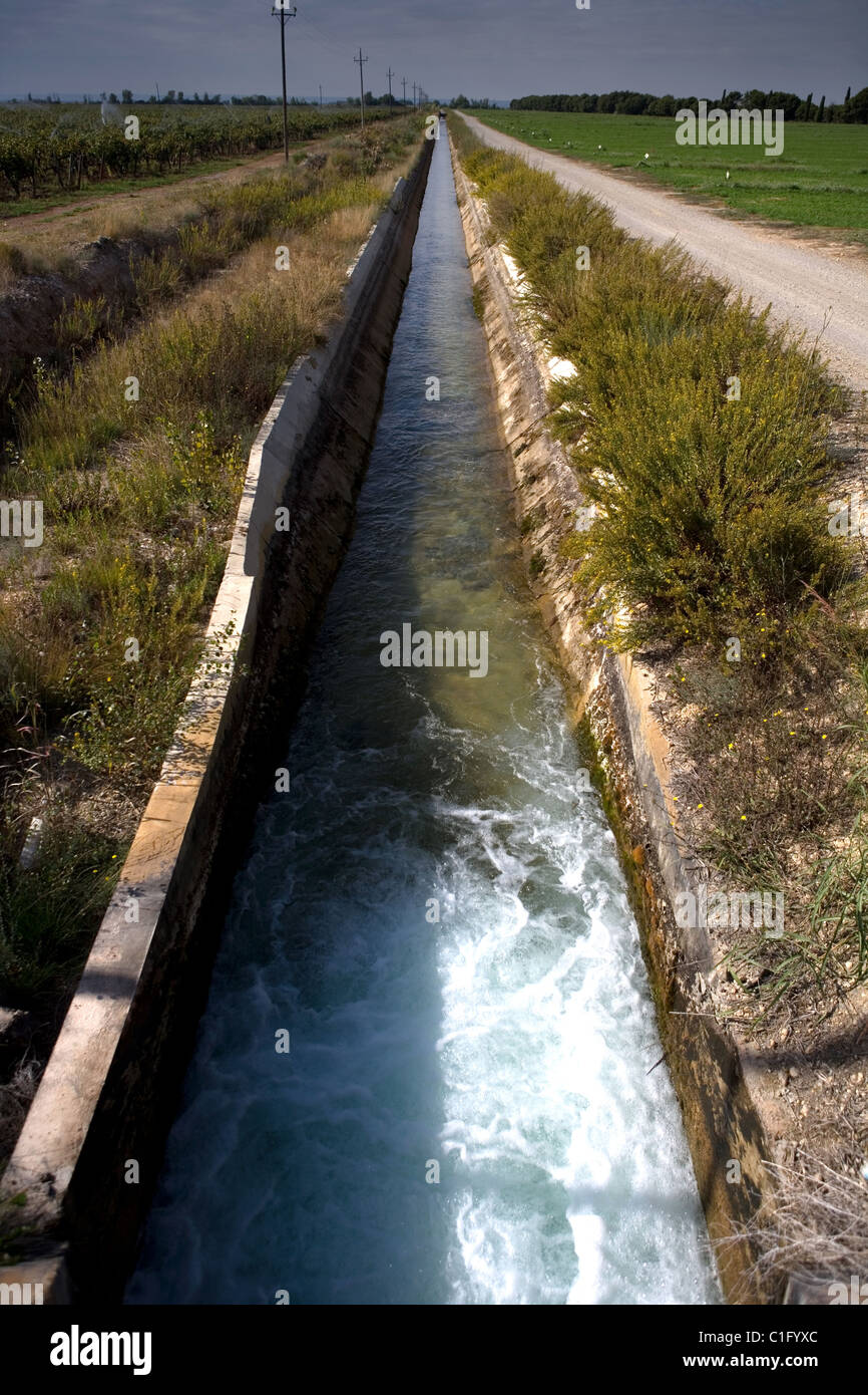 Canale di acqua per irrigazione di Raimat. LLeida. Spagna. Foto Stock