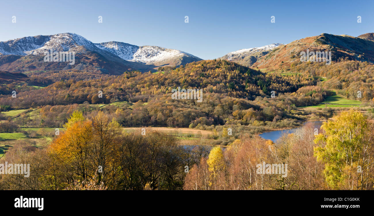 Elterwater, The Langdale Valley e delle montagne innevate dalla rupe di testa, Parco Nazionale del Distretto dei Laghi, Cumbria, Inghilterra. Foto Stock