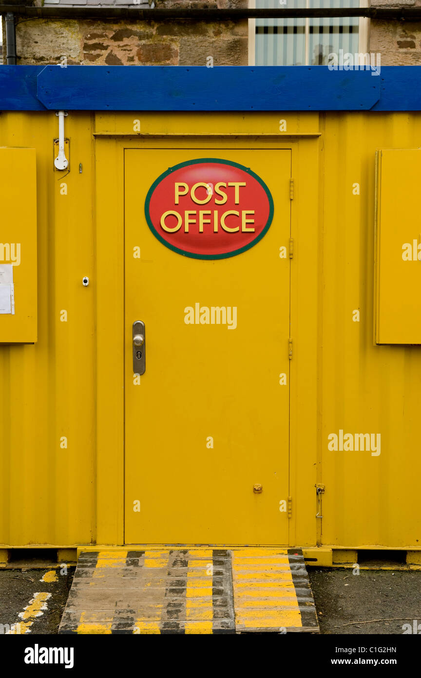 Giallo Post Office porta, Coldingham REGNO UNITO Foto Stock