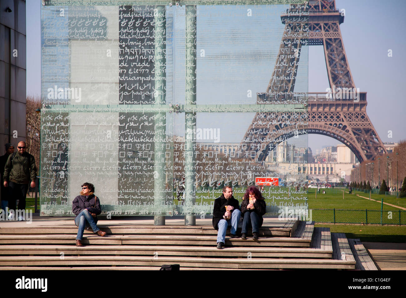 La Torre Eiffel dalla pace Pavilion. Champ de Mars. Parigi, Francia. Foto Stock