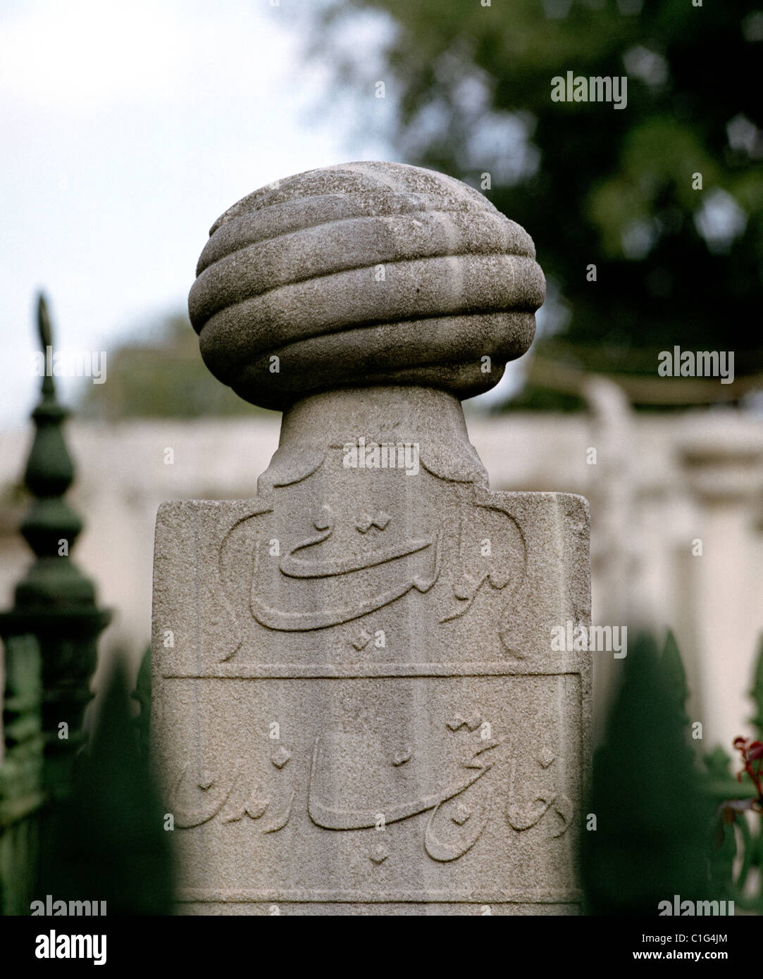Ricco Signore Ottomano tomba in un cimitero a Istanbul in Turchia in Medio Oriente Asia. Storia vita storica morte Cultura uomo viaggio Foto Stock