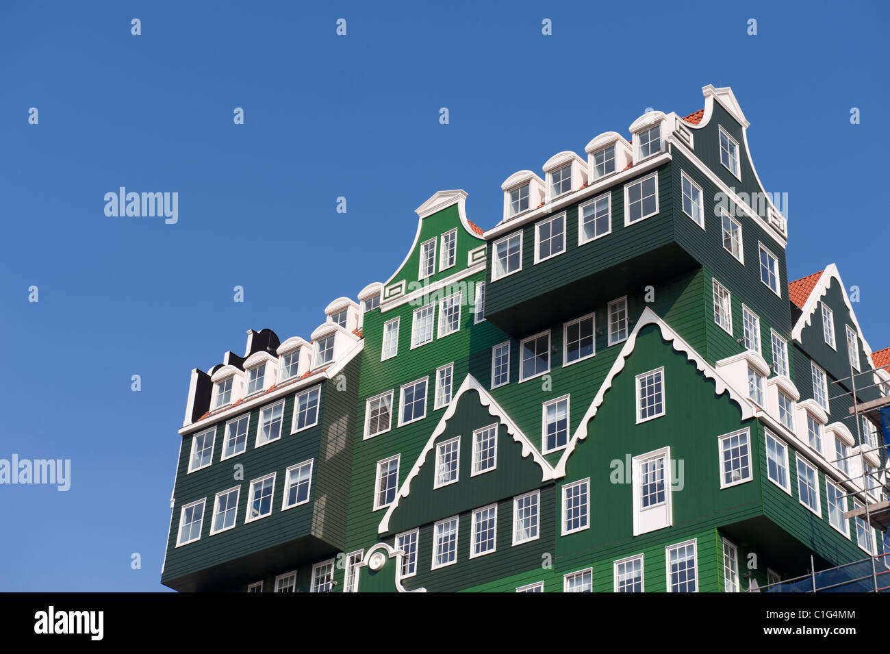 Esterno del nuovo Inntel Hotel a Zaandam con facciata sulla base di case tradizionali in Olanda , Paesi Bassi, architetto WAM Foto Stock