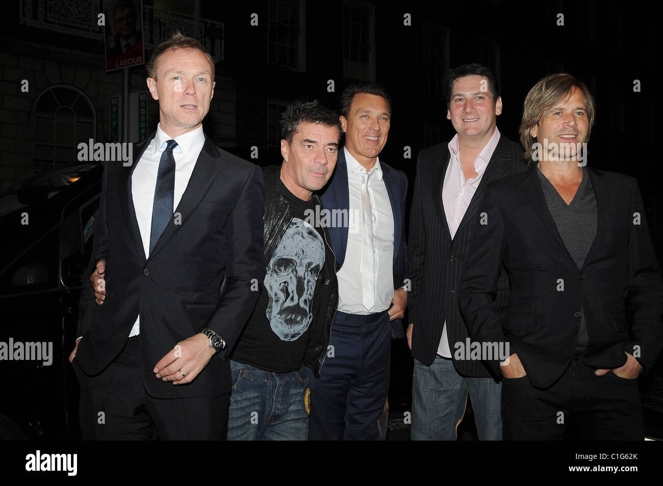 Gary Kemp, John Keeble, Martin Kemp, Tony Hadley e Steve Norman di Spandau Ballet fuori Krystle nightclub Dublin, Irlanda - Foto Stock