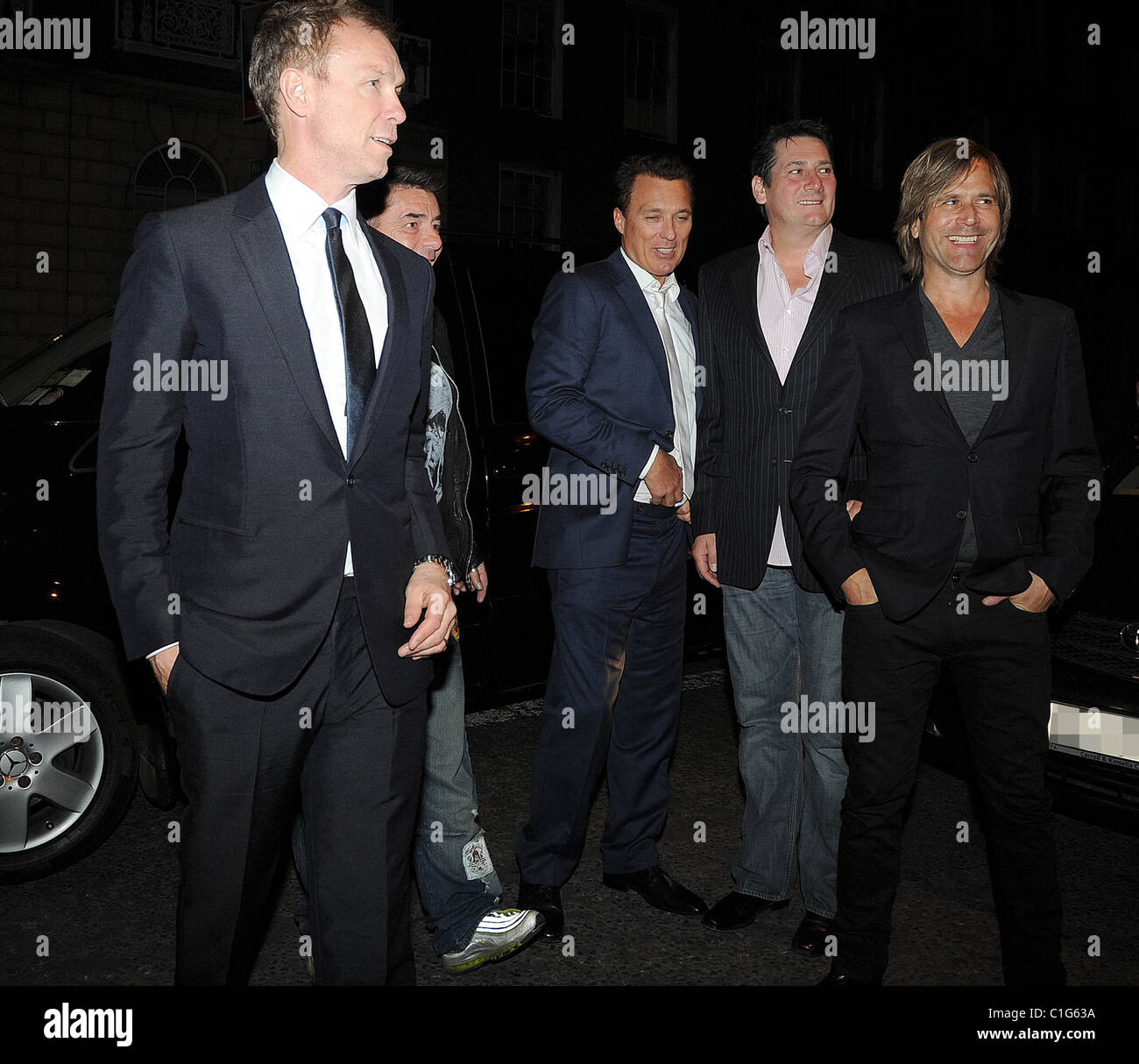 Gary Kemp, John Keeble, Martin Kemp, Tony Hadley e Steve Norman di Spandau Ballet fuori Krystle nightclub Dublin, Irlanda - Foto Stock