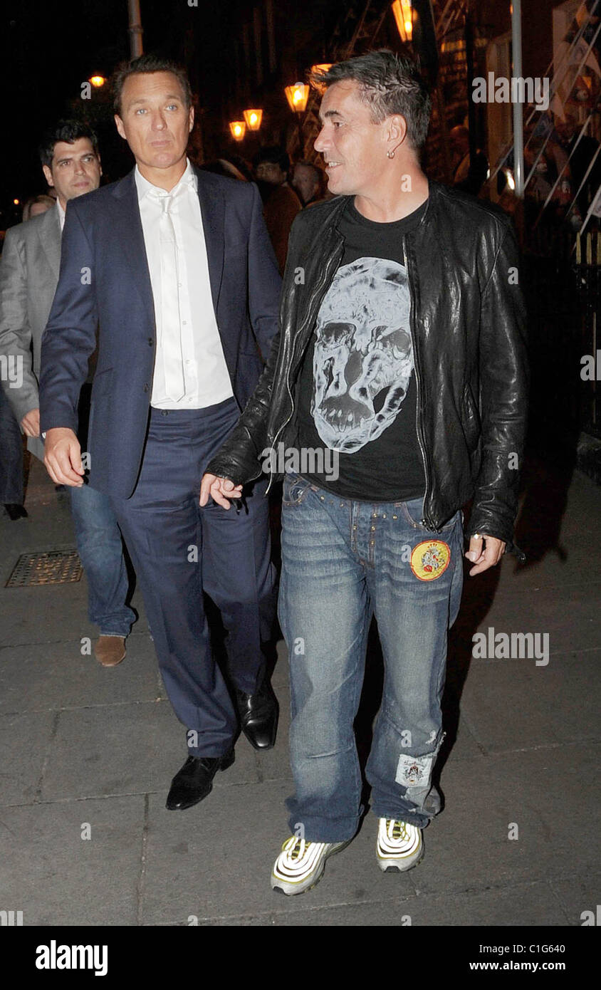Gary Kemp e John Keeble di Spandau Ballet fuori Krystle nightclub Dublin, Irlanda - 23.05.09 Foto Stock
