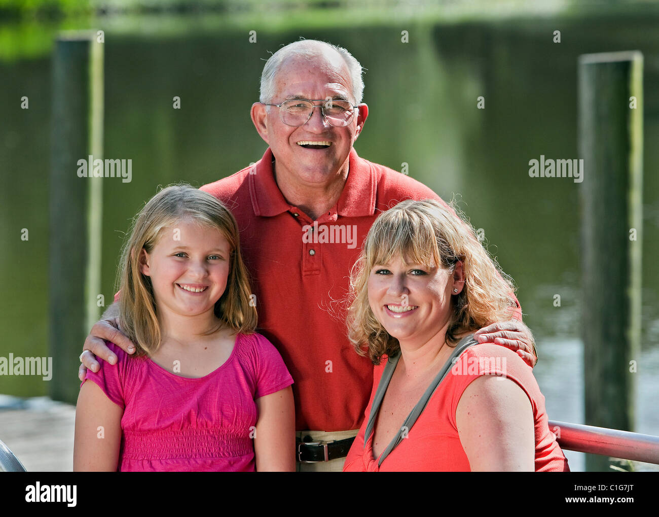 Foto di famiglia sul dock da stagno. Utilizzato per lo stile di vita e la sanità le foto correlate. Foto Stock