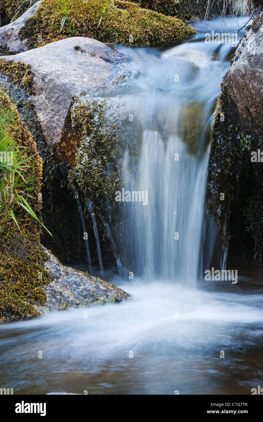 Una piccola cascata nella valle di Findhorn. Foto Stock
