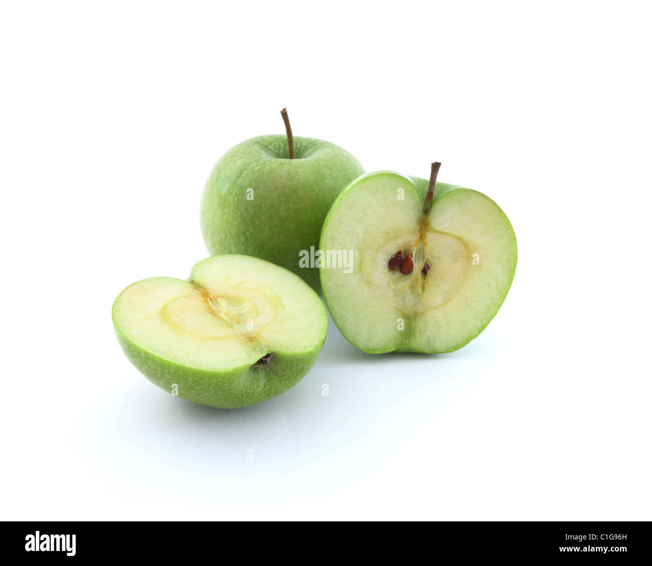 Uno fette di mela con un intero isolato di apple contro uno sfondo bianco. Foto Stock