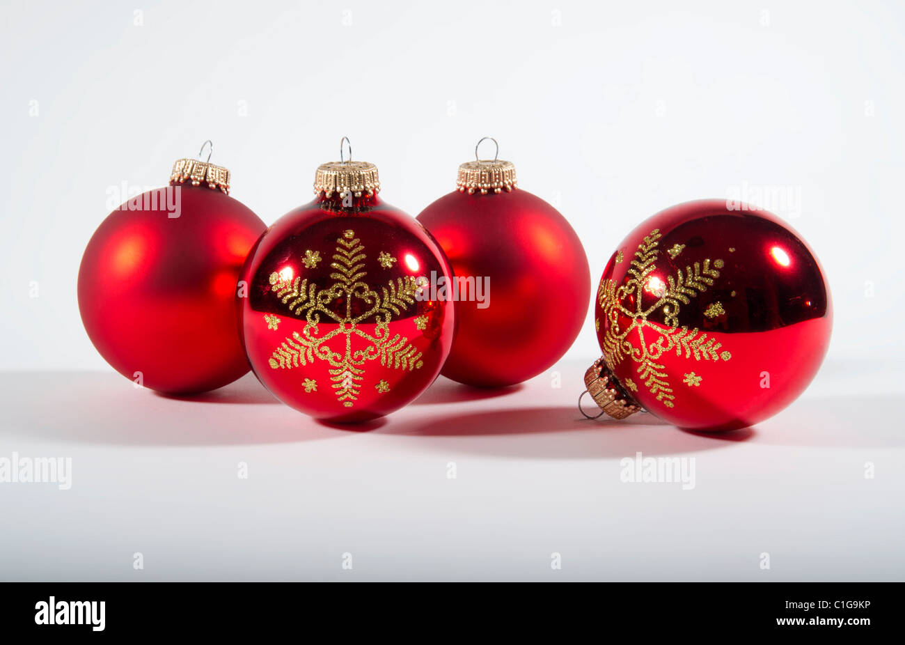 4 rosso Christmas tree baubles - decorazioni di Natale coppia di raso e 2 Brillanti con oro snowflake paterns Foto Stock