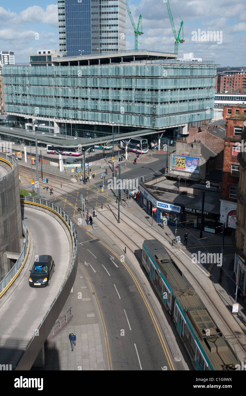 Shudehill Interchange, la stazione di autobus e tram Metrolink arrestare il palazzo di vetro è un parcheggio NCP.Il centro città di Manchester. Foto Stock