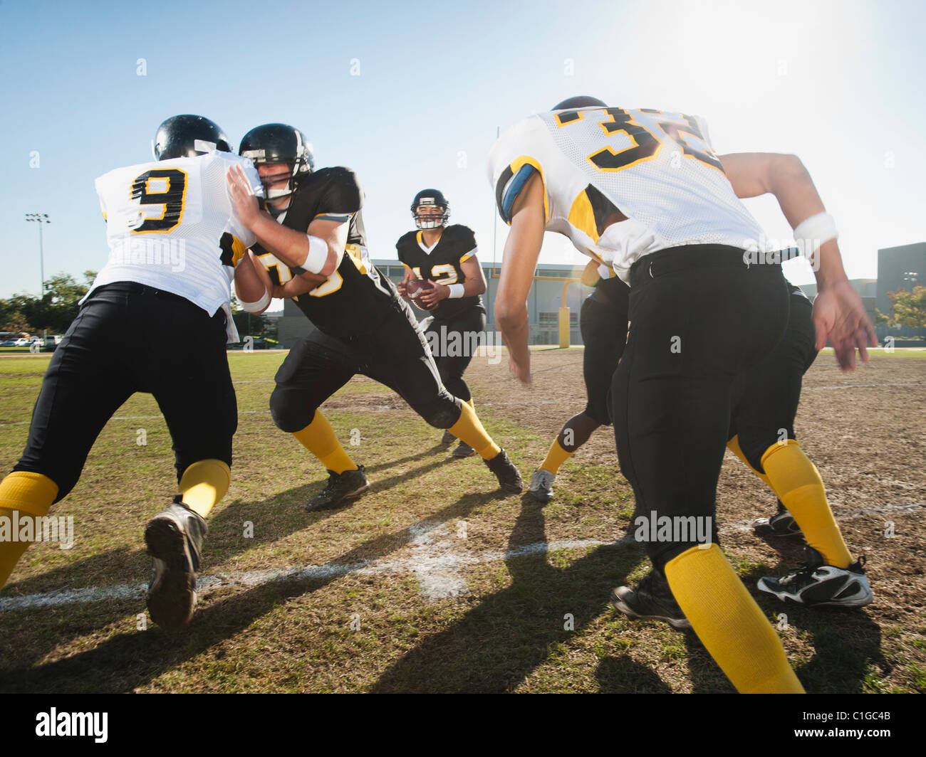 I giocatori di Football a giocare sul campo di calcio Foto Stock