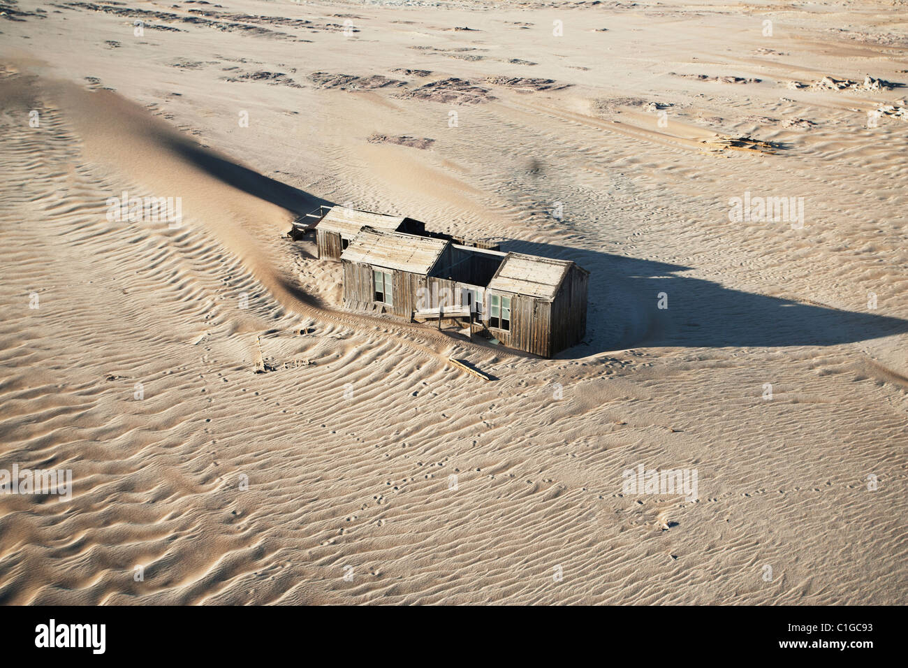Dune di sabbia coprono i resti di un antica città mineraria deserto del Namib. Namib-Naukluft N.P, Namibia Foto Stock