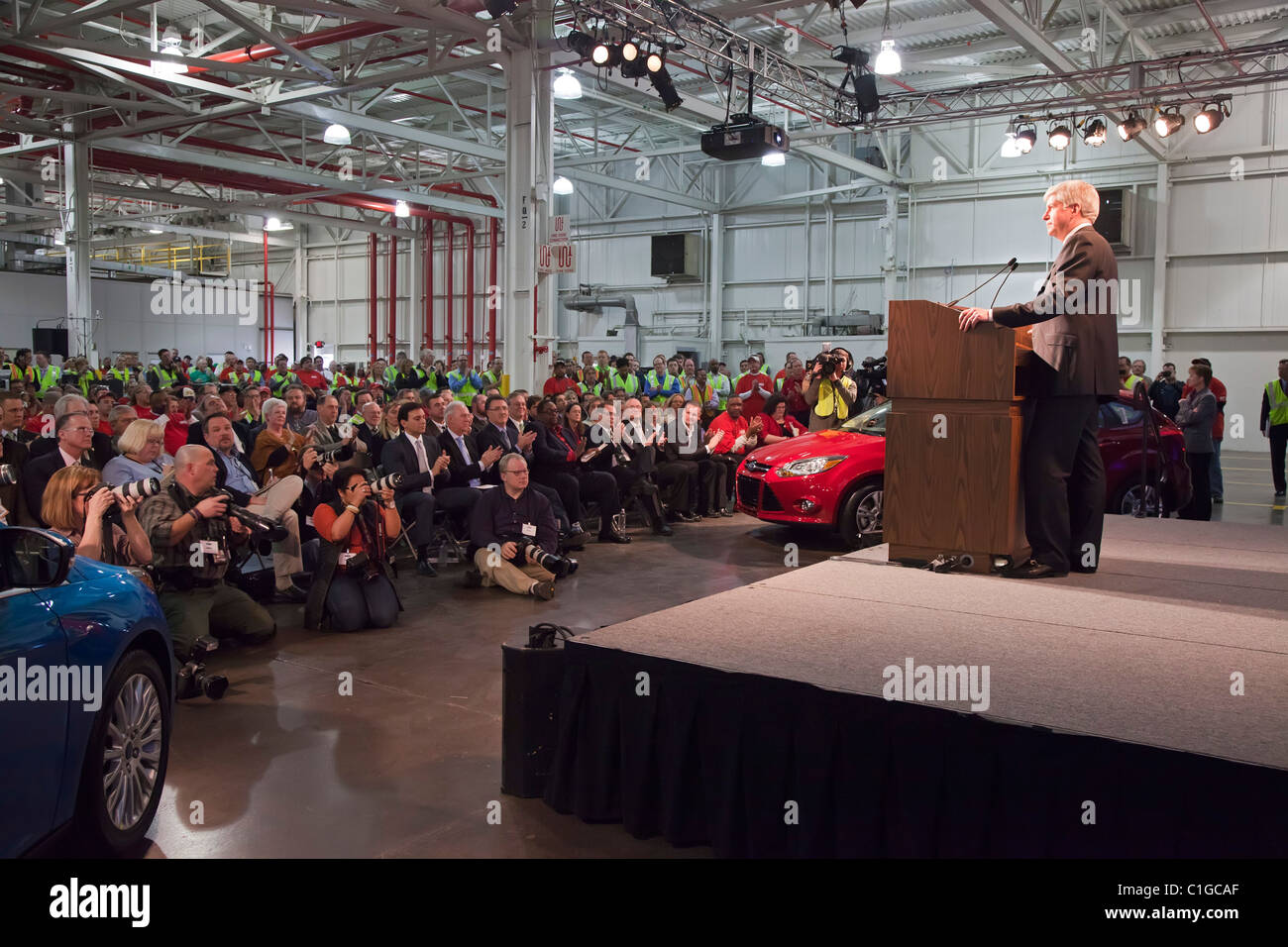 Michigan governatore Rick Snyder parla con i lavoratori e i funzionari aziendali presso Ford Motor Co. il Michigan impianto di assemblaggio Foto Stock