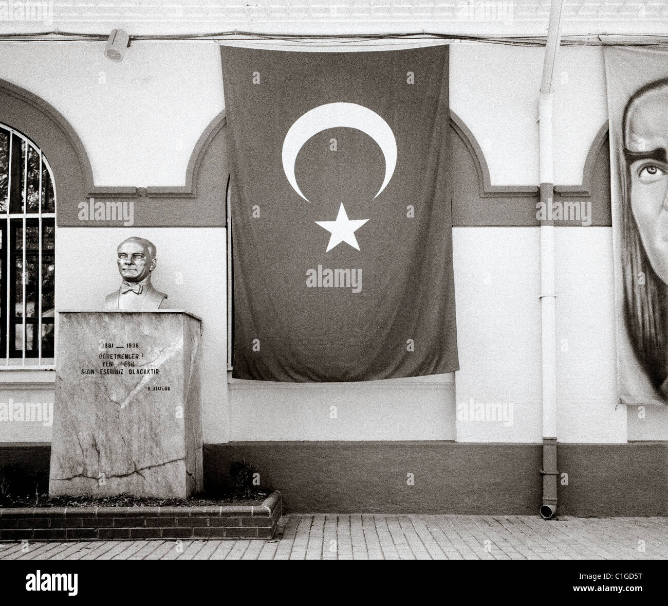 Kemal Ataturk e bandiera turca ad Istanbul in Turchia. Foto Stock