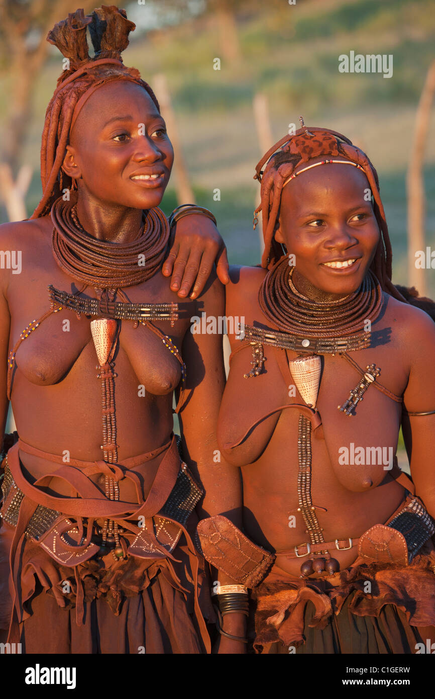 Himba ragazze in abito tradizionale che vivono nella regione di Kunene, Namibia Foto Stock