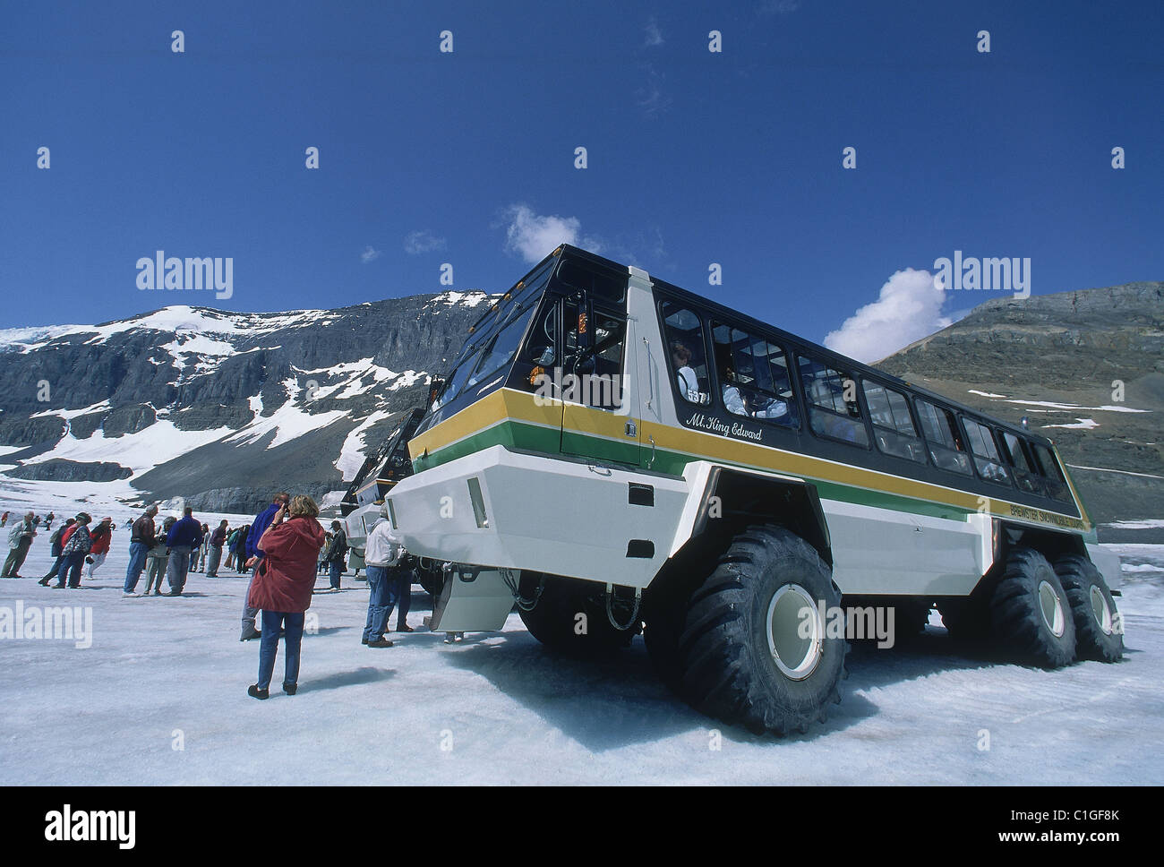 Canada Alberta Rockies Parco Nazionale del Ghiacciaio Athabasca i turisti possono cavalcare i pullman dotato di enormi ruote per andare sul ghiacciaio Foto Stock