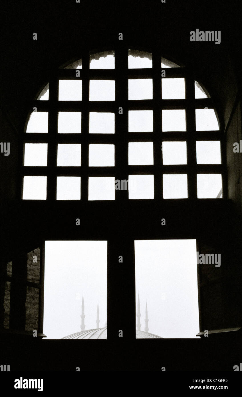 Una vista dei minareti della Moschea Blu da Hagia Sophia in Istanbul in Turchia. Foto Stock