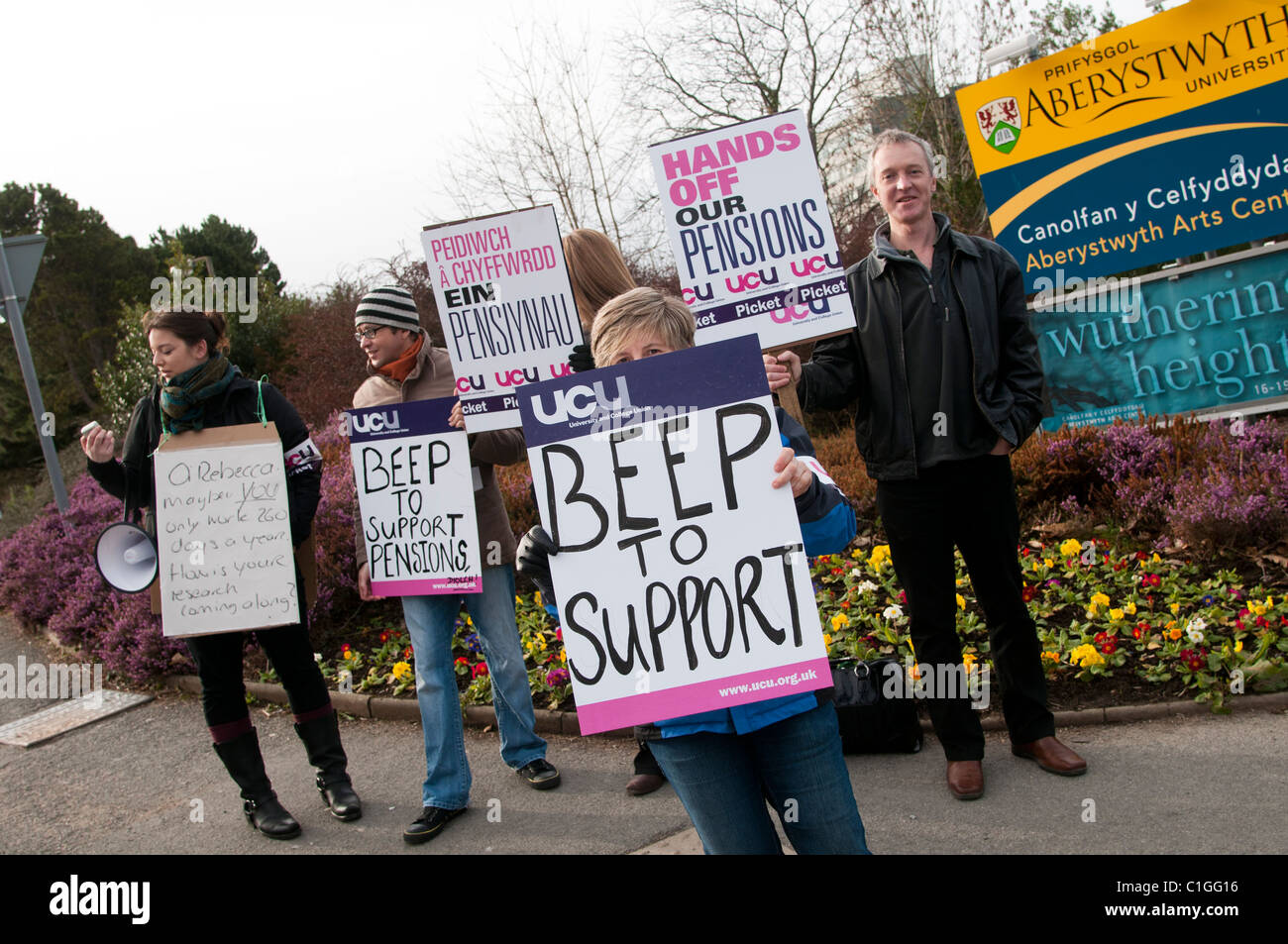 Aberystwyth docenti universitari in sciopero 18 marzo 2011 in segno di protesta contro i tagli previsti nei loro diritti a pensione, REGNO UNITO Foto Stock