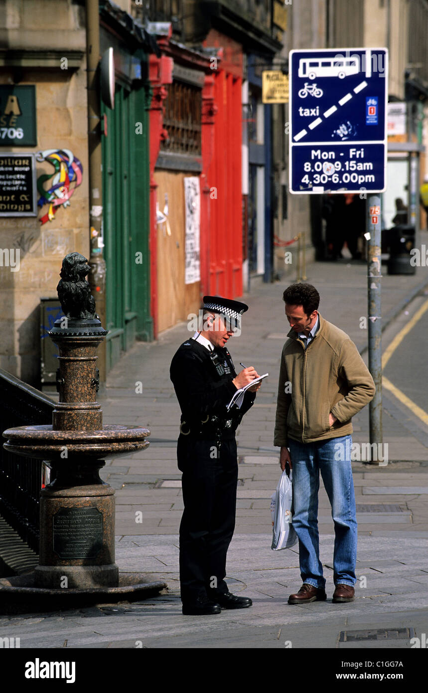 Regno Unito, Scozia, Edimburgo, a poliziotti in uniforme Foto Stock