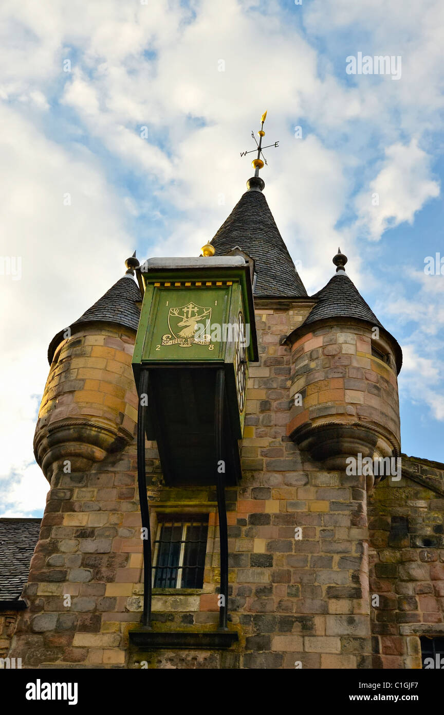 Torrette sul tetto, banderuola e vista laterale del clock il popolo della storia Museo Antico casello Canongate Edimburgo in Scozia Foto Stock