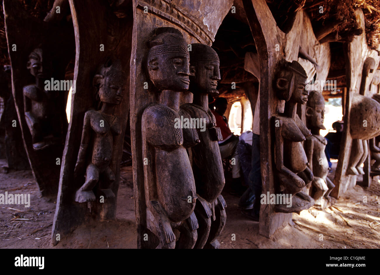 Mali, Paese Dogon, il villaggio di Ende in fondo alla scogliera di Bandiagara, comunale di incontro (o Toguna) Foto Stock