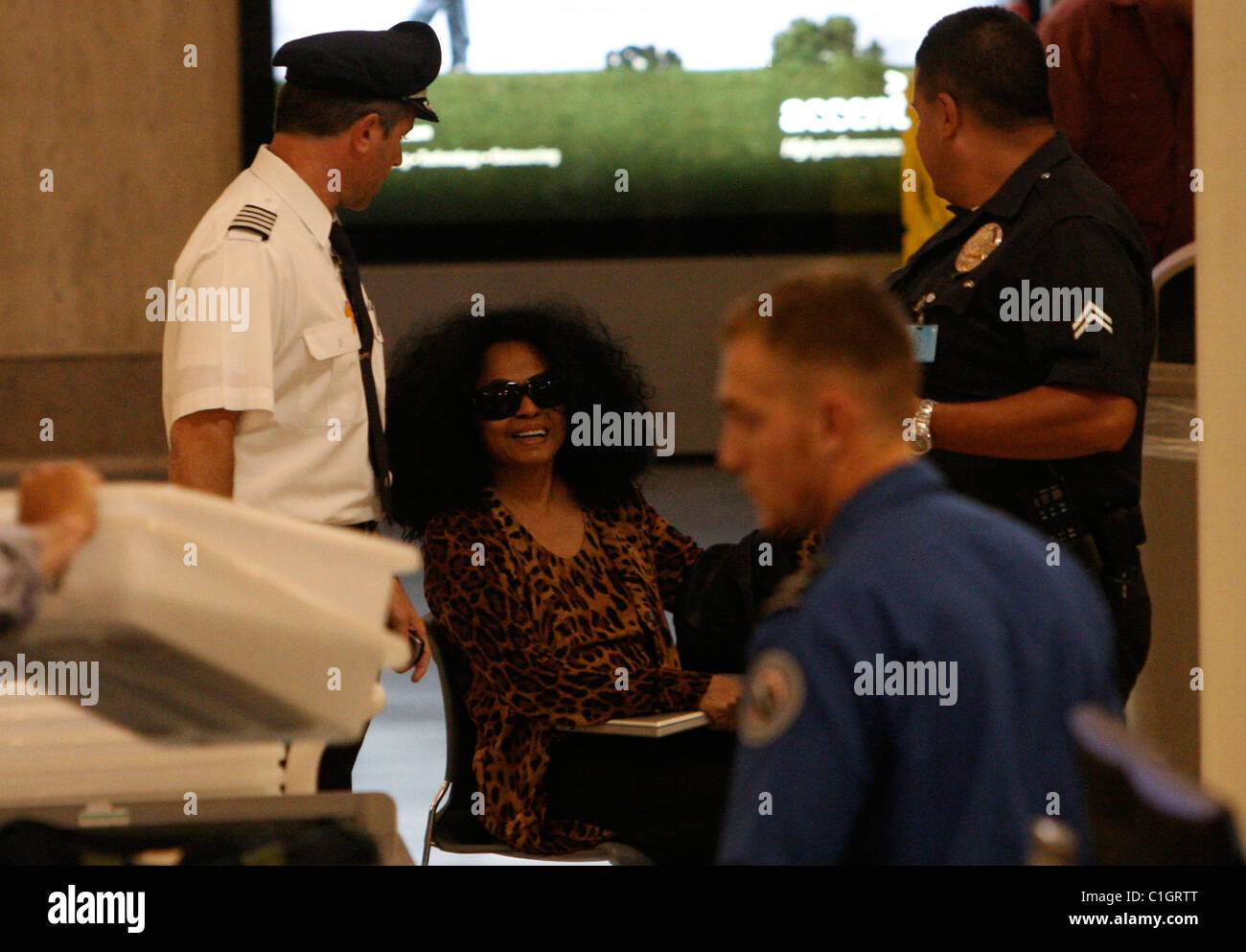 Diana Ross fa il suo modo attraverso i controlli di sicurezza per la partenza lounge presso l'aeroporto di LOS ANGELES Los Angeles, California - 29.05.09 Foto Stock