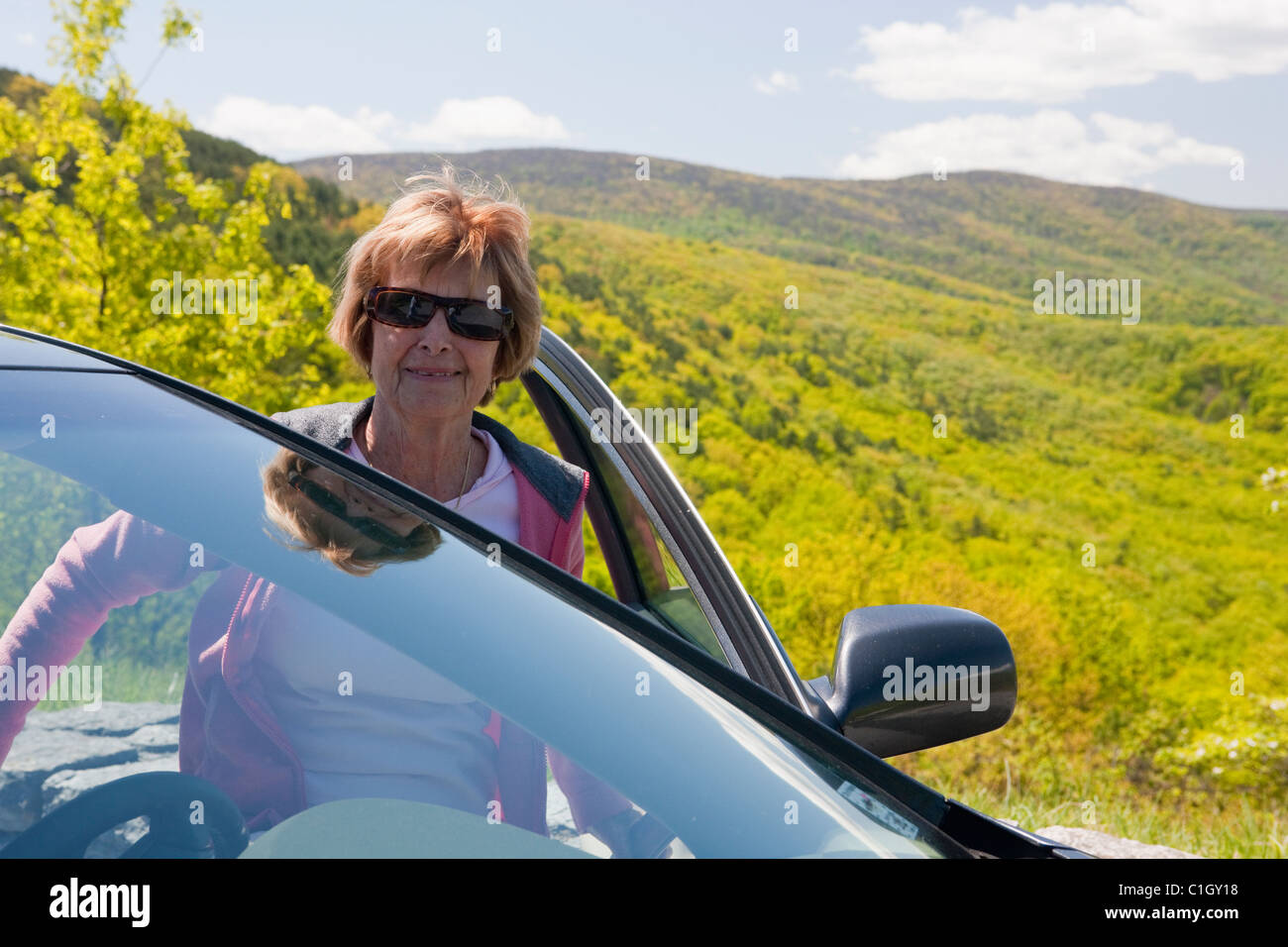 La donna che esce da una macchina Foto Stock