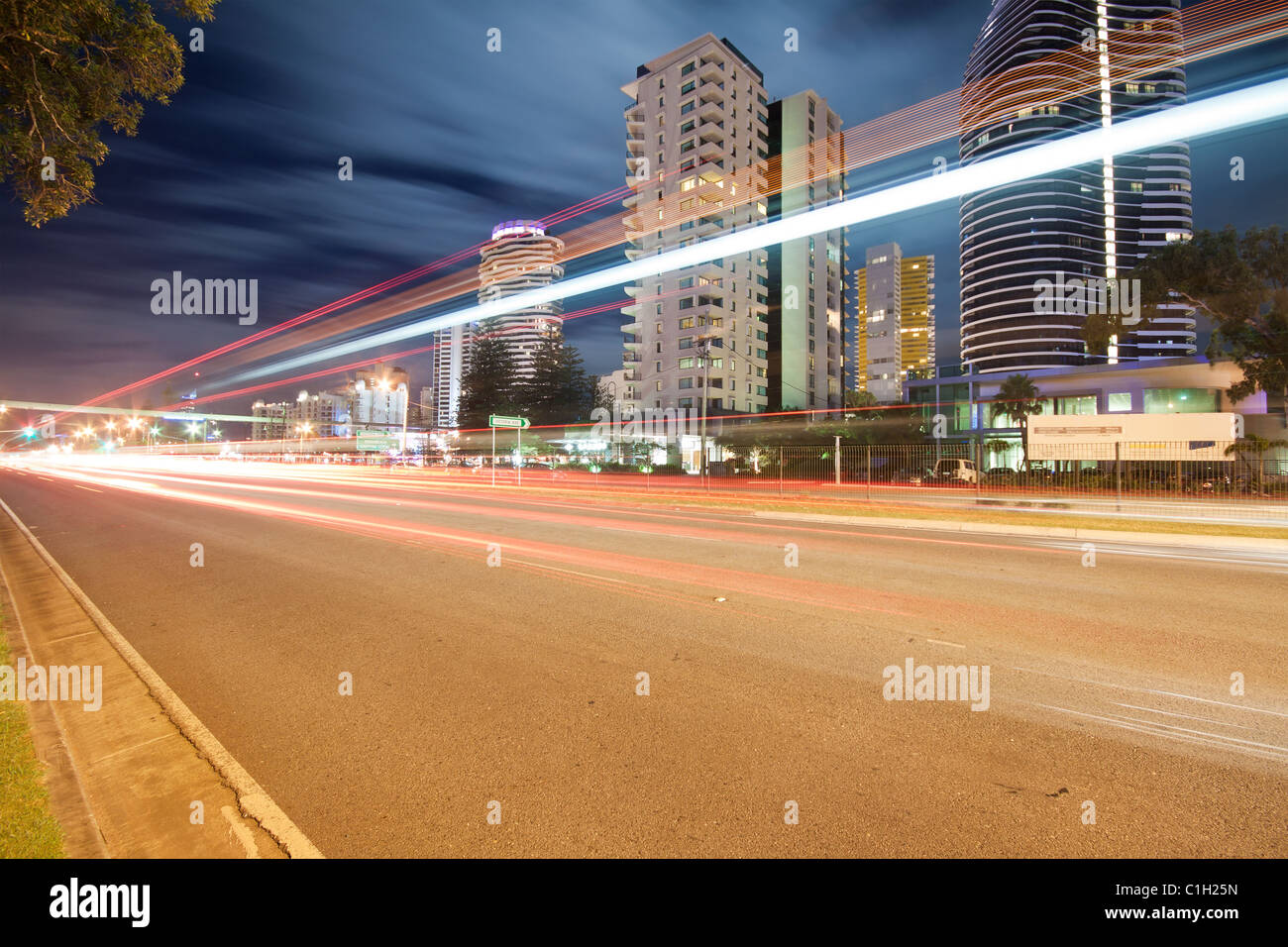 Sentieri di luce più moderna della città di notte (broadbeach,gold coast,Qld, Australia) Foto Stock