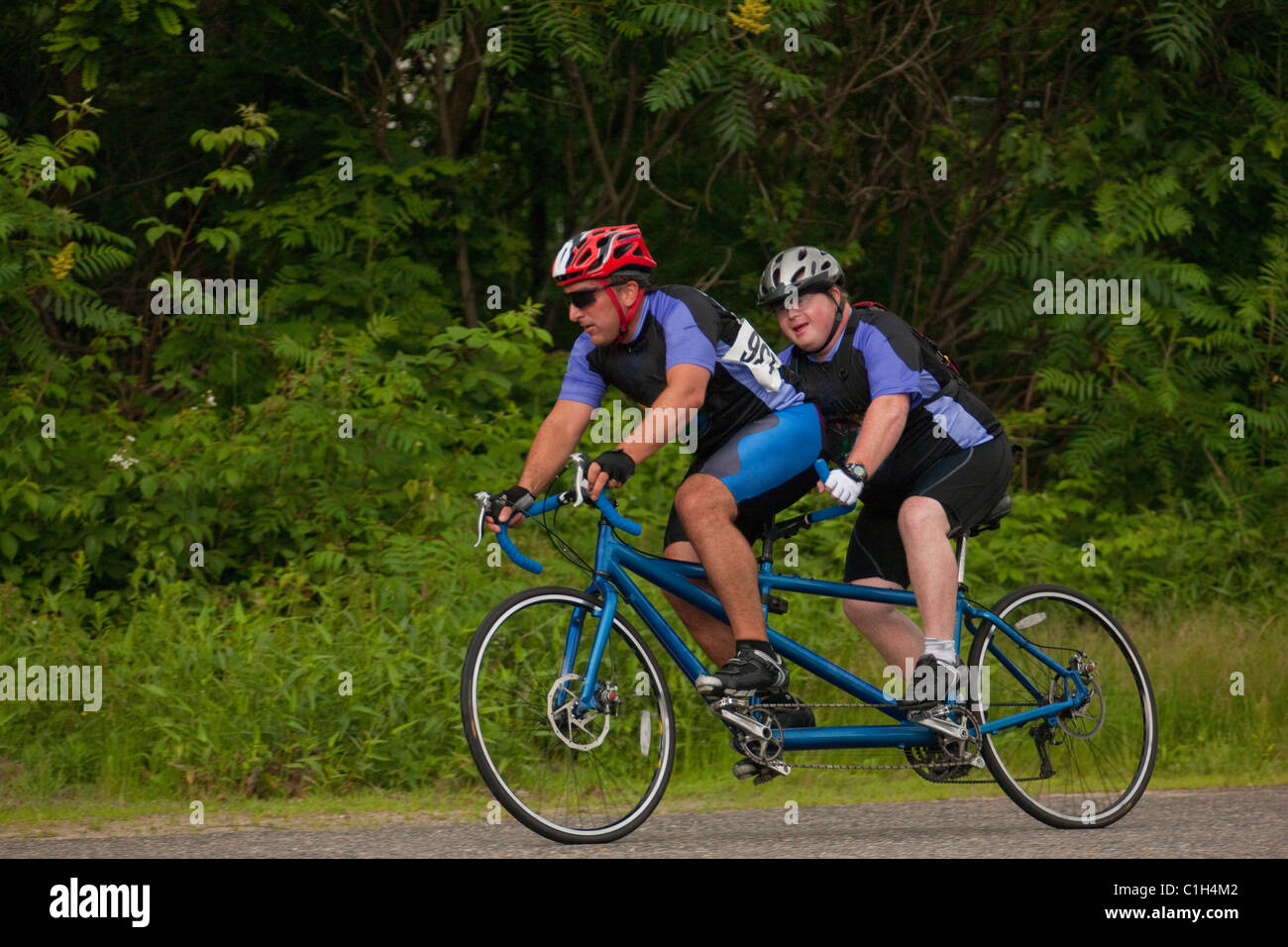 Disabilità Tandem racers; 'pilota' nella parte anteriore e della sindrome nel retro Foto Stock