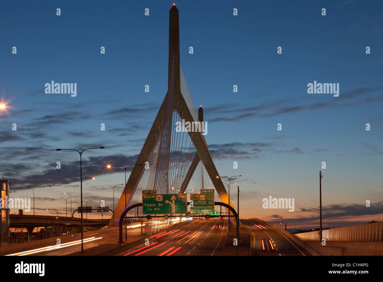 Bridge al tramonto, Leonard P. Zakim Bunker Hill Bridge, Boston, Massachusetts, STATI UNITI D'AMERICA Foto Stock