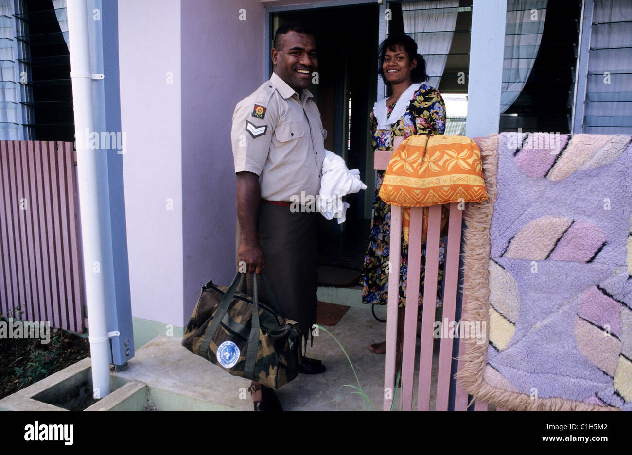 Isole Fidji, Rupeni Cama, un locale di pace delle Nazioni Unite soldato della forza, ritorna a casa dopo una missione di diversi mesi in Libano Foto Stock