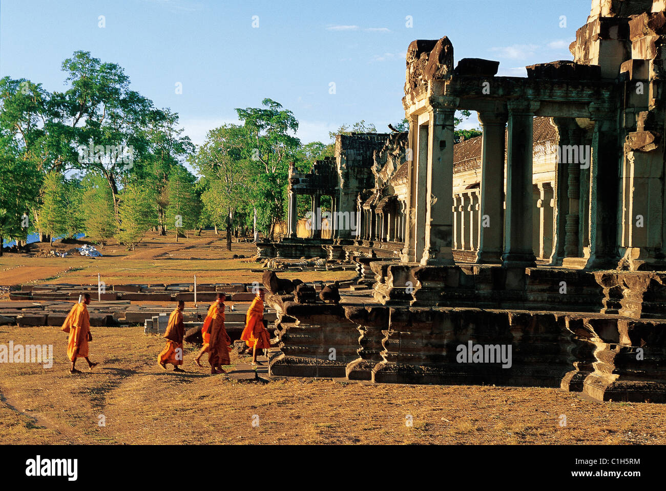 Cambogia Angkor Vat, monaci visitando la sancuary Foto Stock