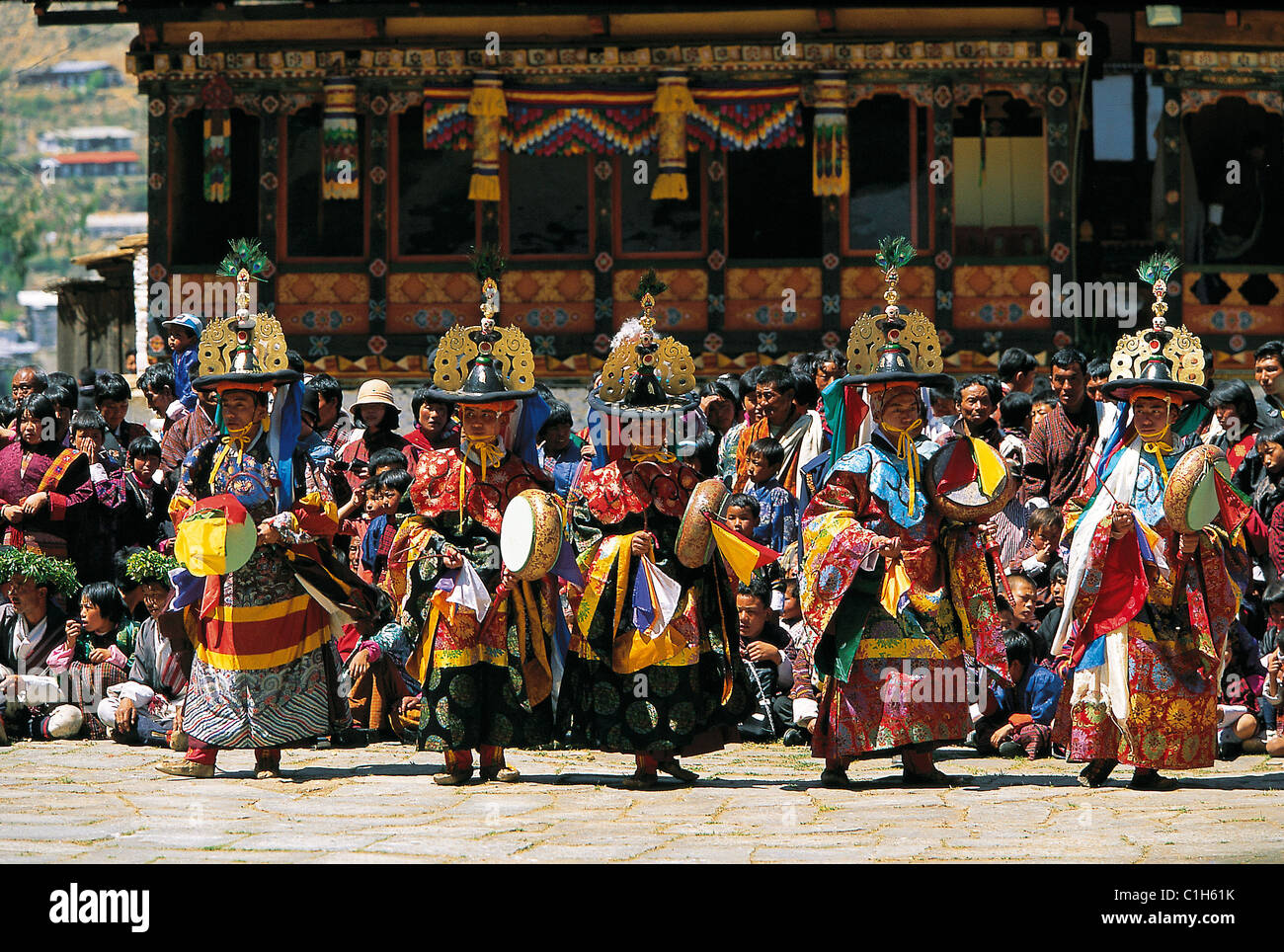 Il Bhutan, Paro, Tsetchou festival nella Paro dzong fortezza, danze rituali con costumi e maschere riferendosi al demone è sottomissione Foto Stock