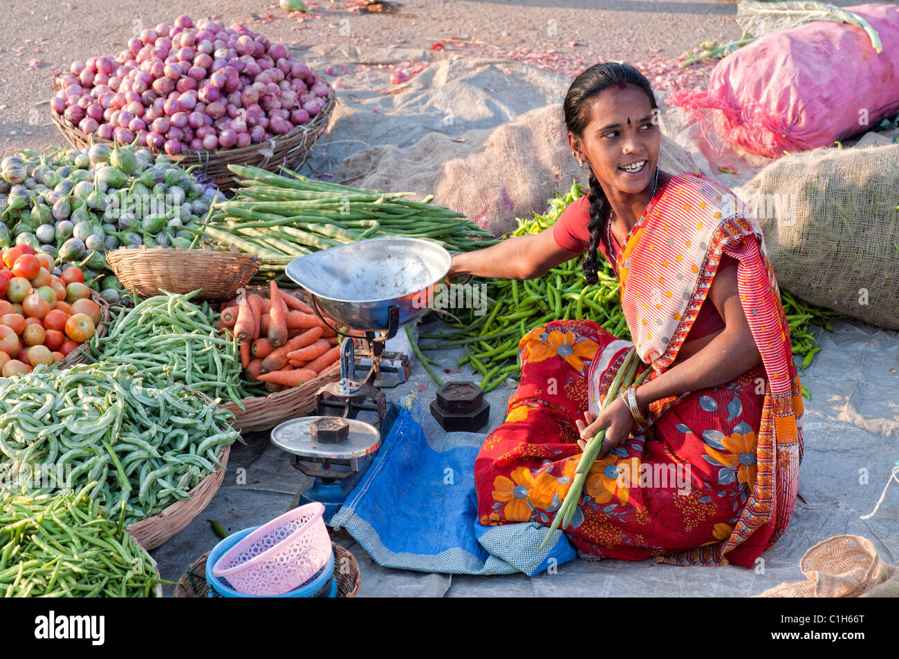 Donna indiana trading in una strada mercato ortofrutticolo in Puttaparthi, Andhra Pradesh, India Foto Stock