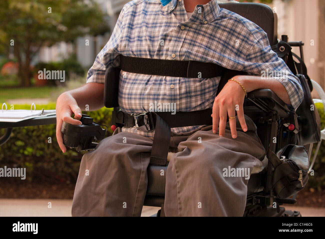 Imprenditore in carrozzella con distrofia muscolare di Duchenne Foto Stock