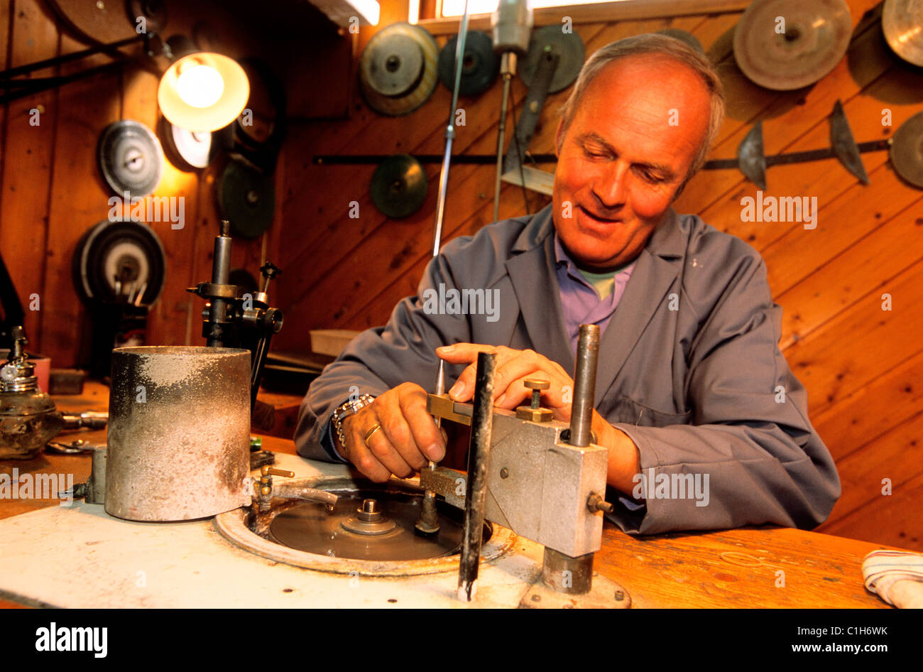 Francia, Giura, Bellefontaine, diamanti e pietre preziose taglio in Durrafourg atelier Foto Stock