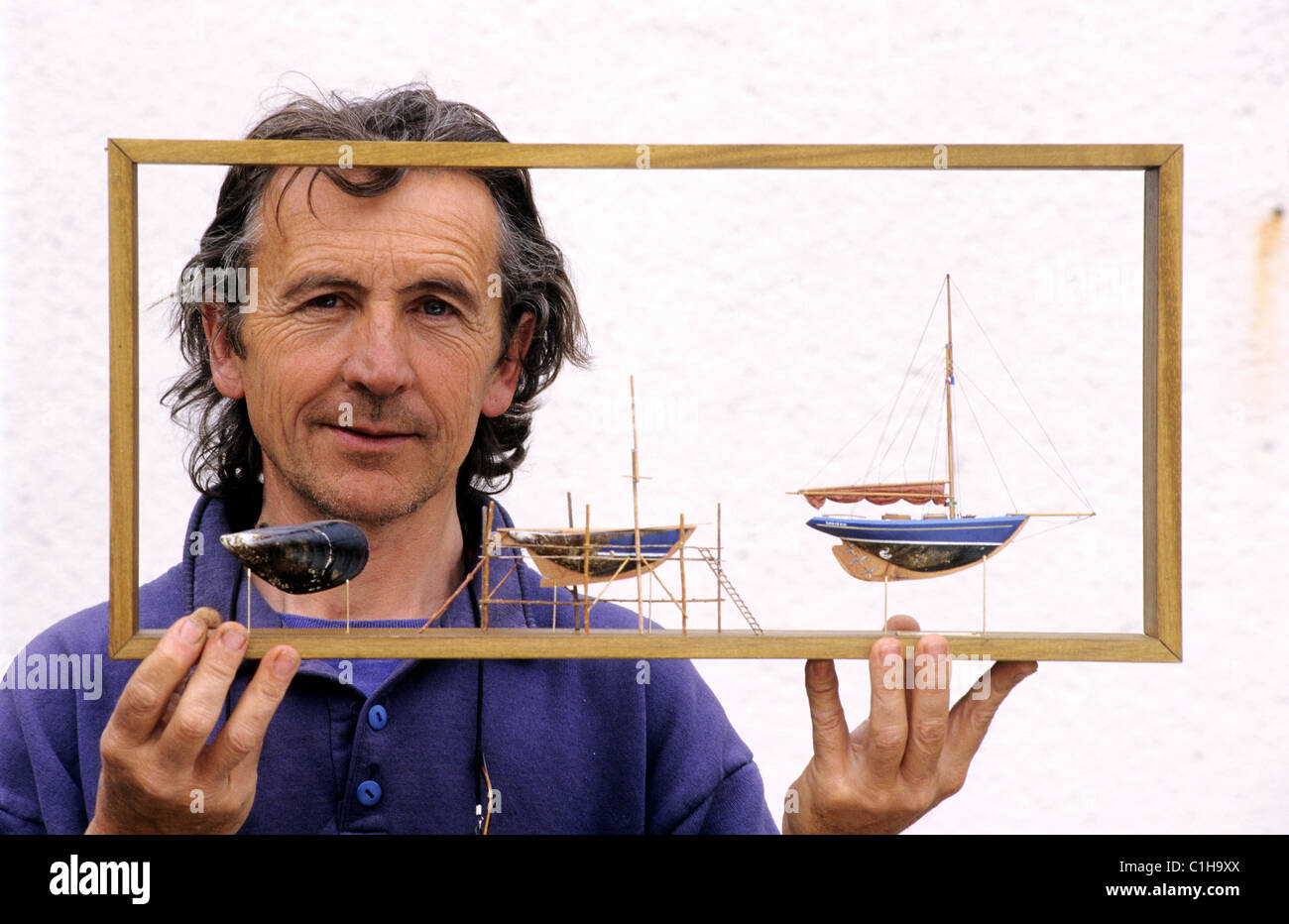 Francia, Morbihan, Belle Ile, Bangor, Jean Guillaume e il suo modello di barca Foto Stock