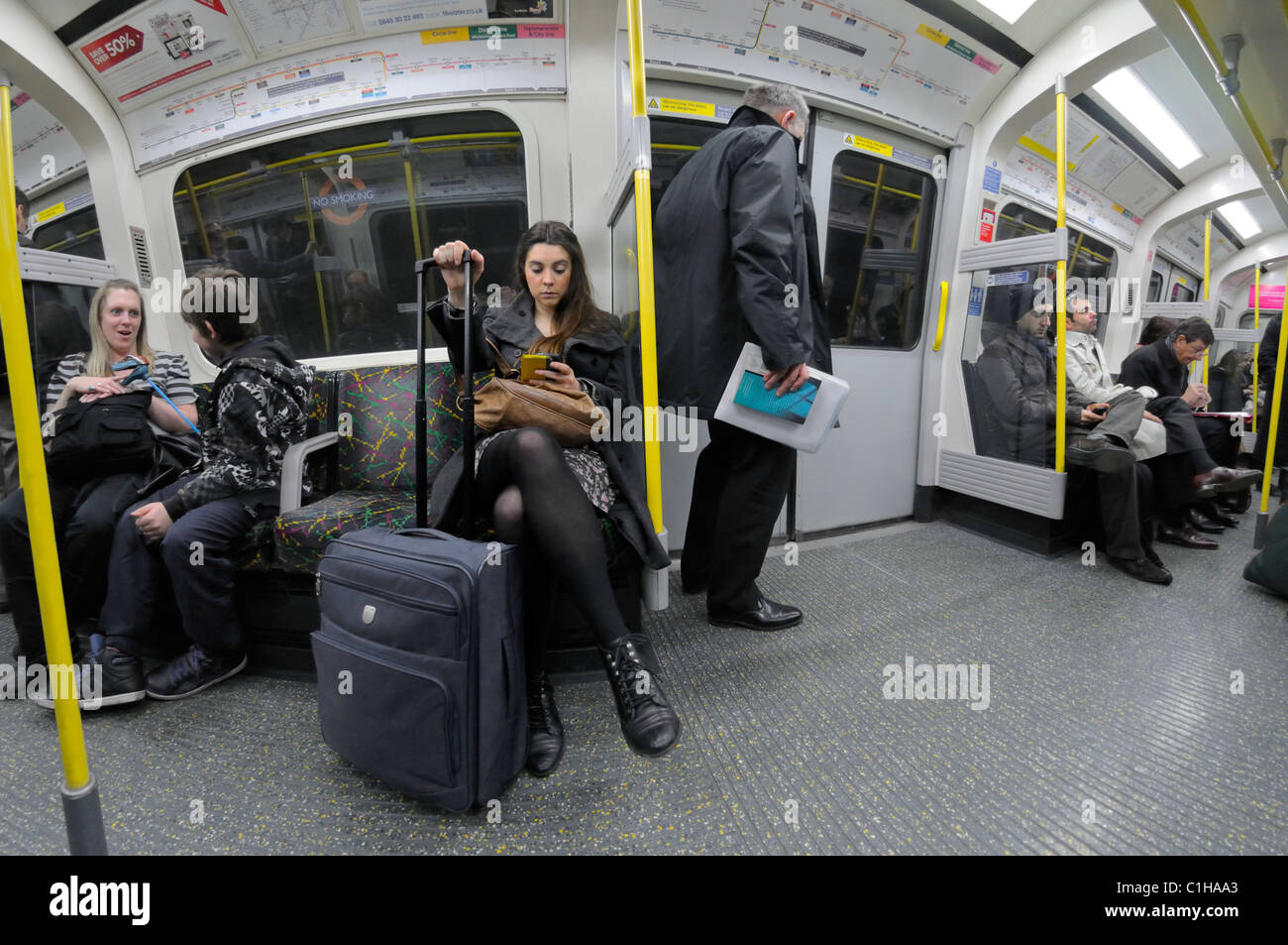 Londra, Inghilterra, Regno Unito. La gente sul tubo / treno sotterraneo Foto Stock