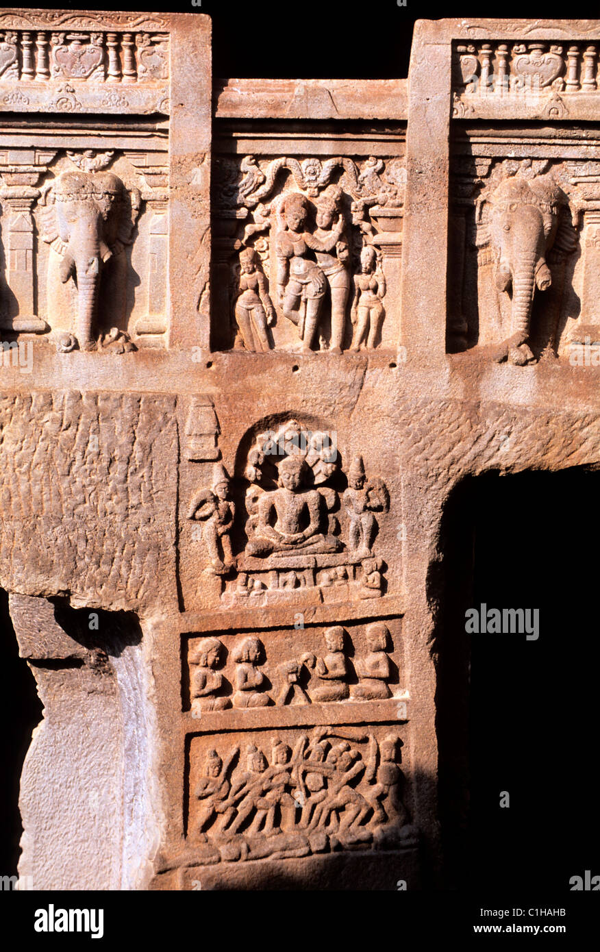 India, nello stato del Maharashtra, Ellora, la parete esterna della grotta jaina n°32 Foto Stock