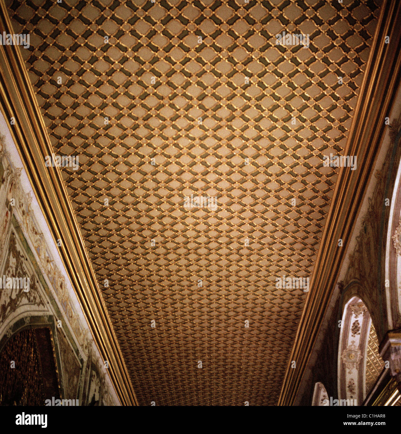 Il design del soffitto al divano o imperiale Consiglio, del palazzo di Topkapi ad Istanbul in Turchia. Foto Stock