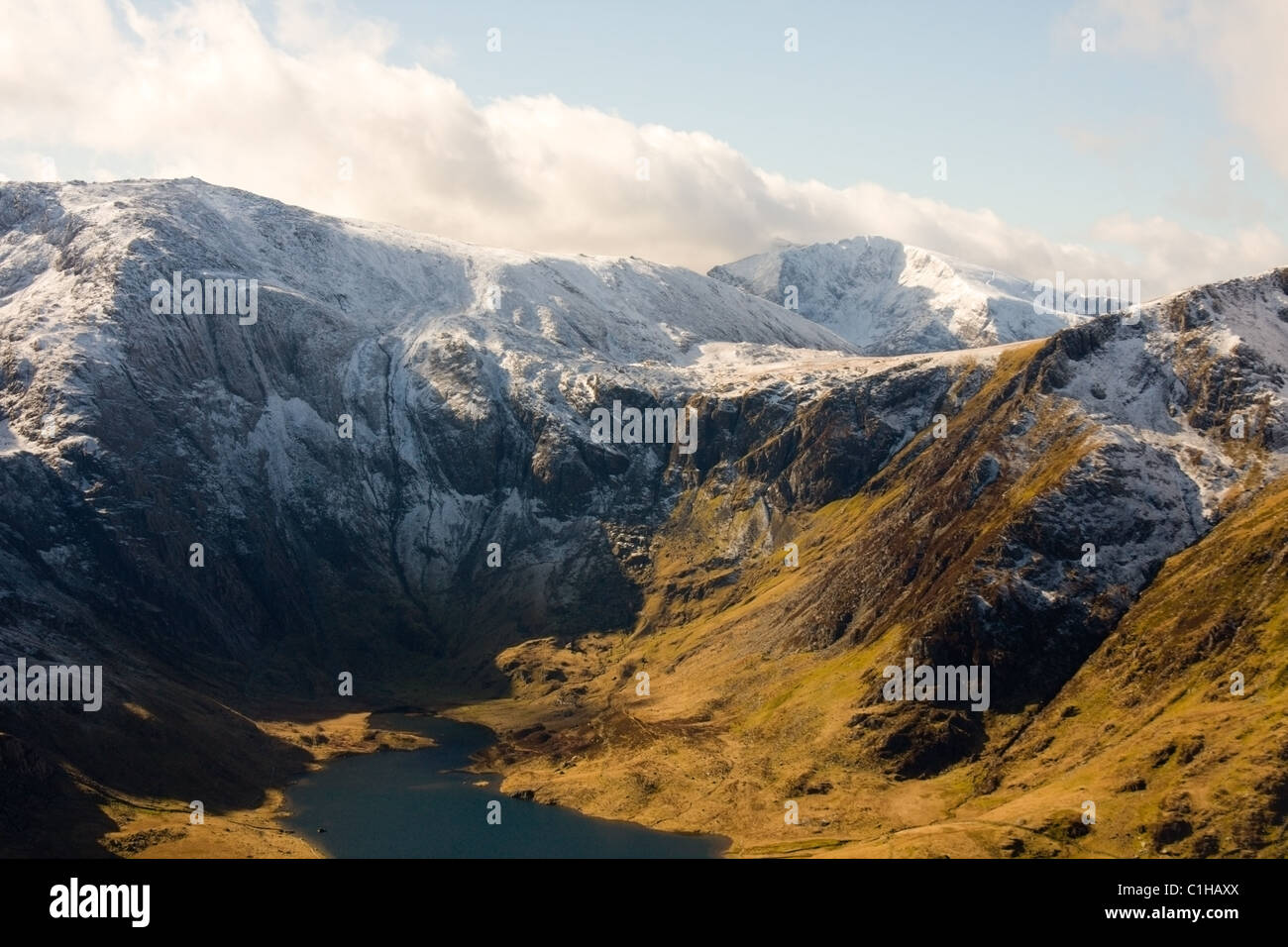 La neve si assesta al di sopra di scenario del diavolo in cucina Snowdonia. Il vertice di Snowdon appena visibile nel lontano sullo sfondo. Foto Stock