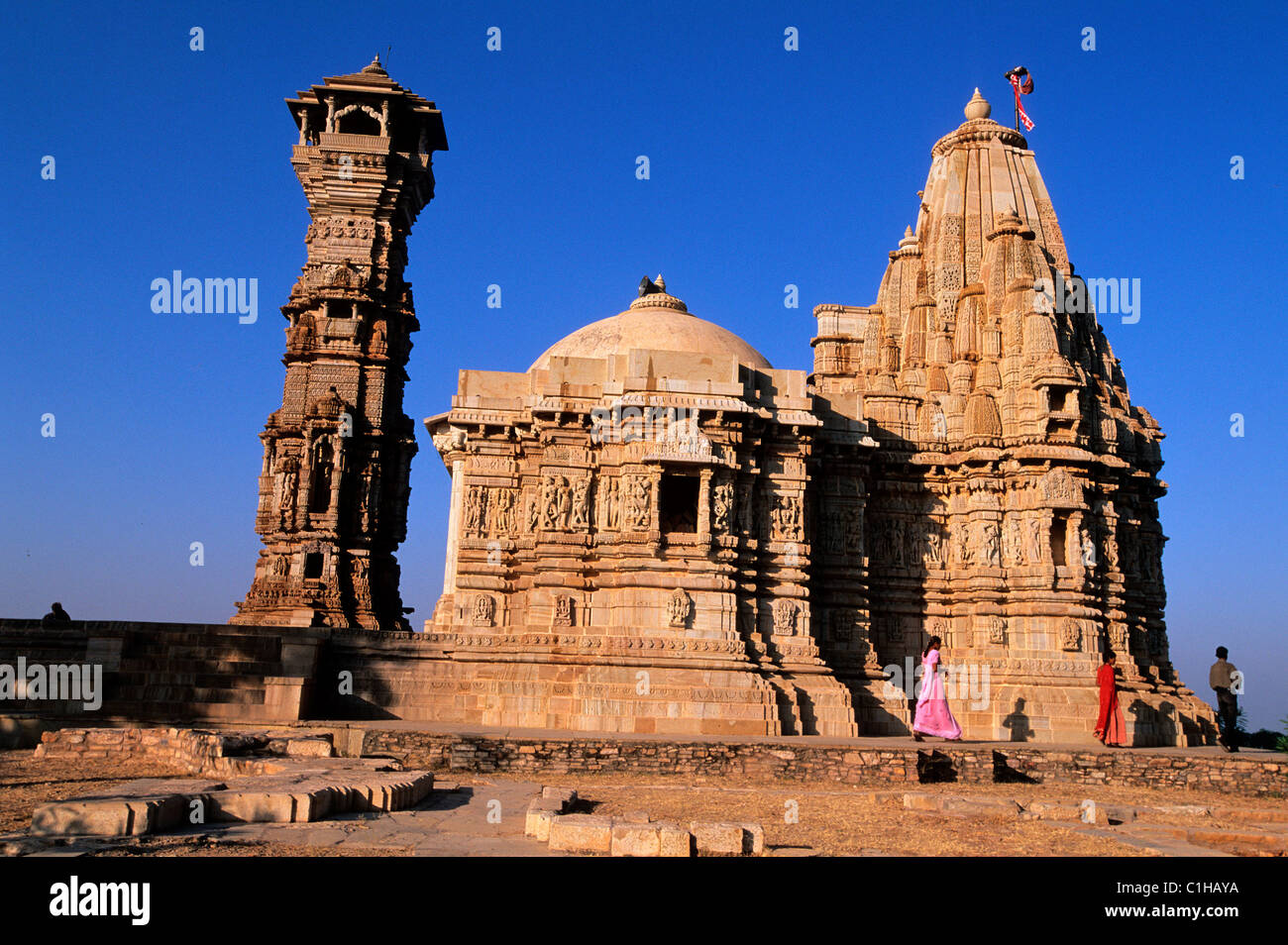 India Rajasthan, Chittorgarh, il Fort, la torre della fame (Kirti Stambha) e tempio jaina Foto Stock
