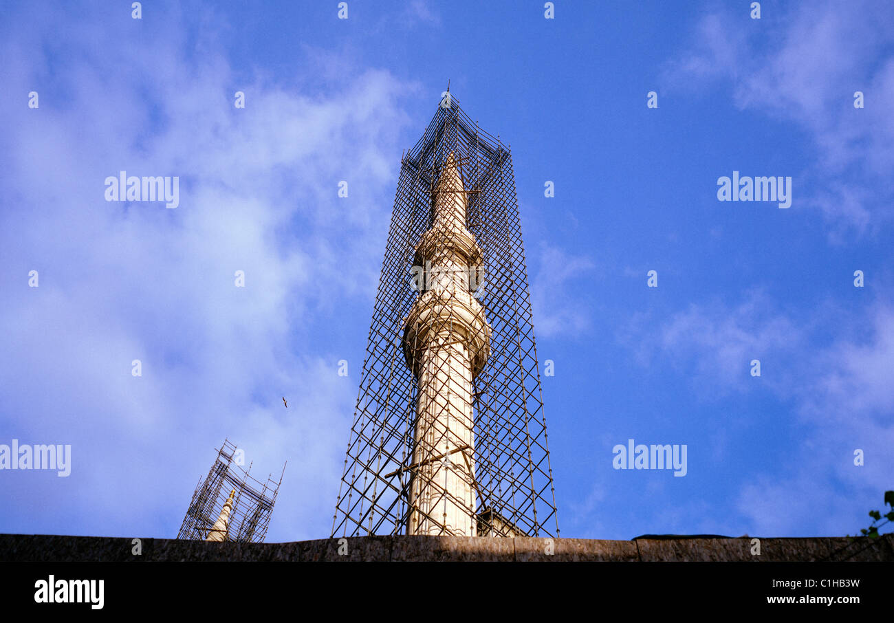 Architettura il restauro del minareto della moschea Nuruosmaniye ad Istanbul in Turchia in Medio Oriente asiatico. Islam Islam religione musulmana Travel Foto Stock