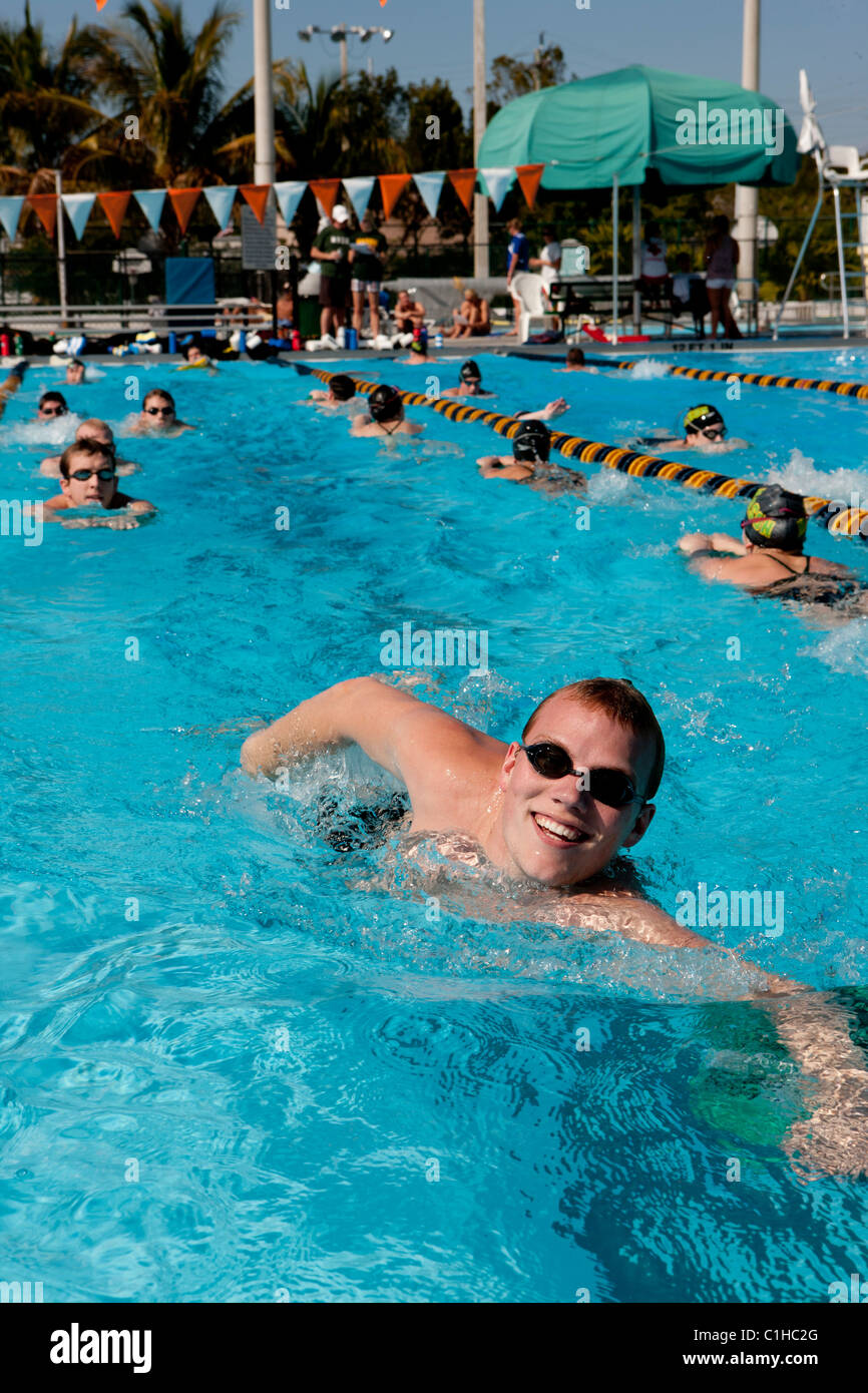 Concorrente maschio nella collegiata Orange Bowl Nuoto Classic facendo un frontale o strisciare in avanti per il warm-up fini. Foto Stock