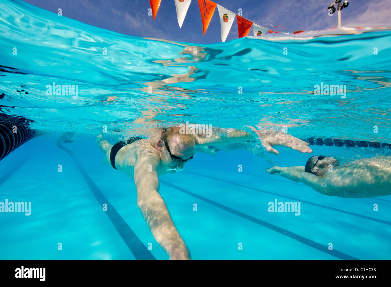 I concorrenti di sesso maschile nella collegiata Orange Bowl Nuoto Classic in formazione prima dell'evento. Foto Stock