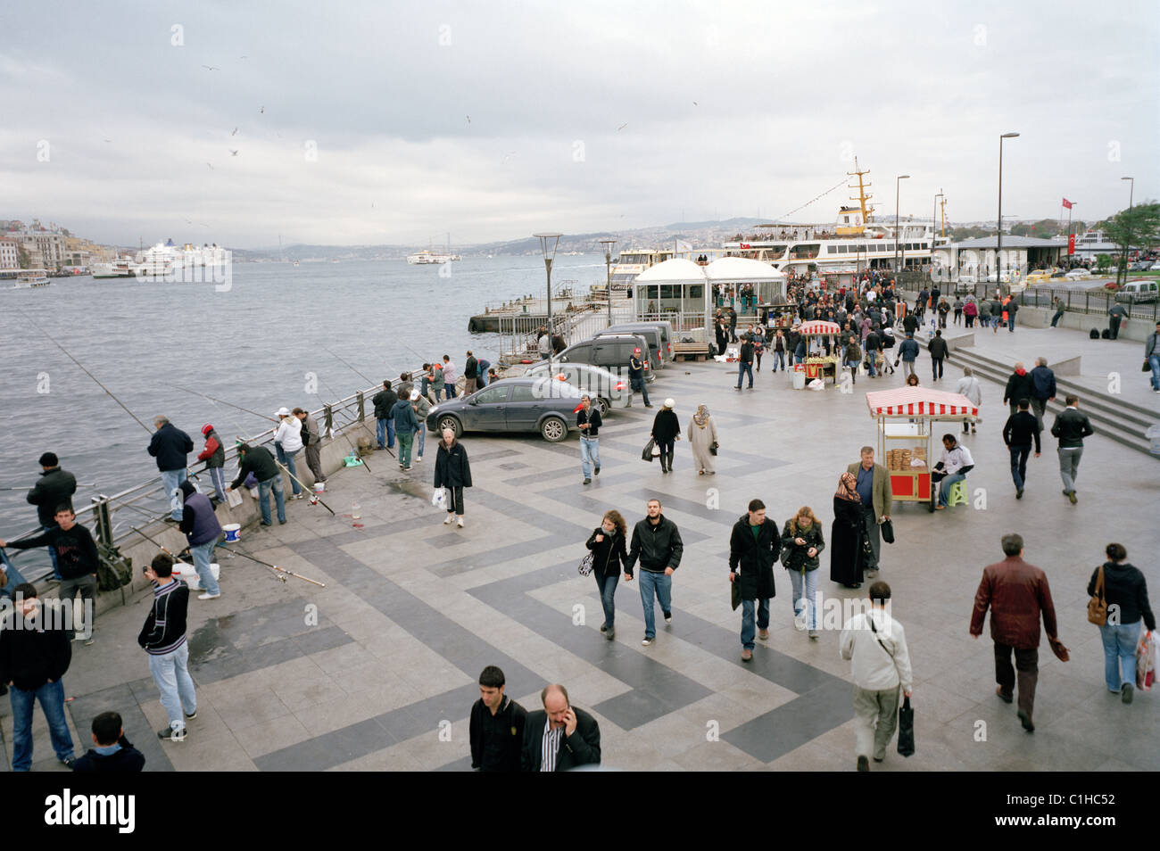 Procedure Dockside Wizard e Ferry Terminal a Eminonu ad Istanbul in Turchia. Foto Stock