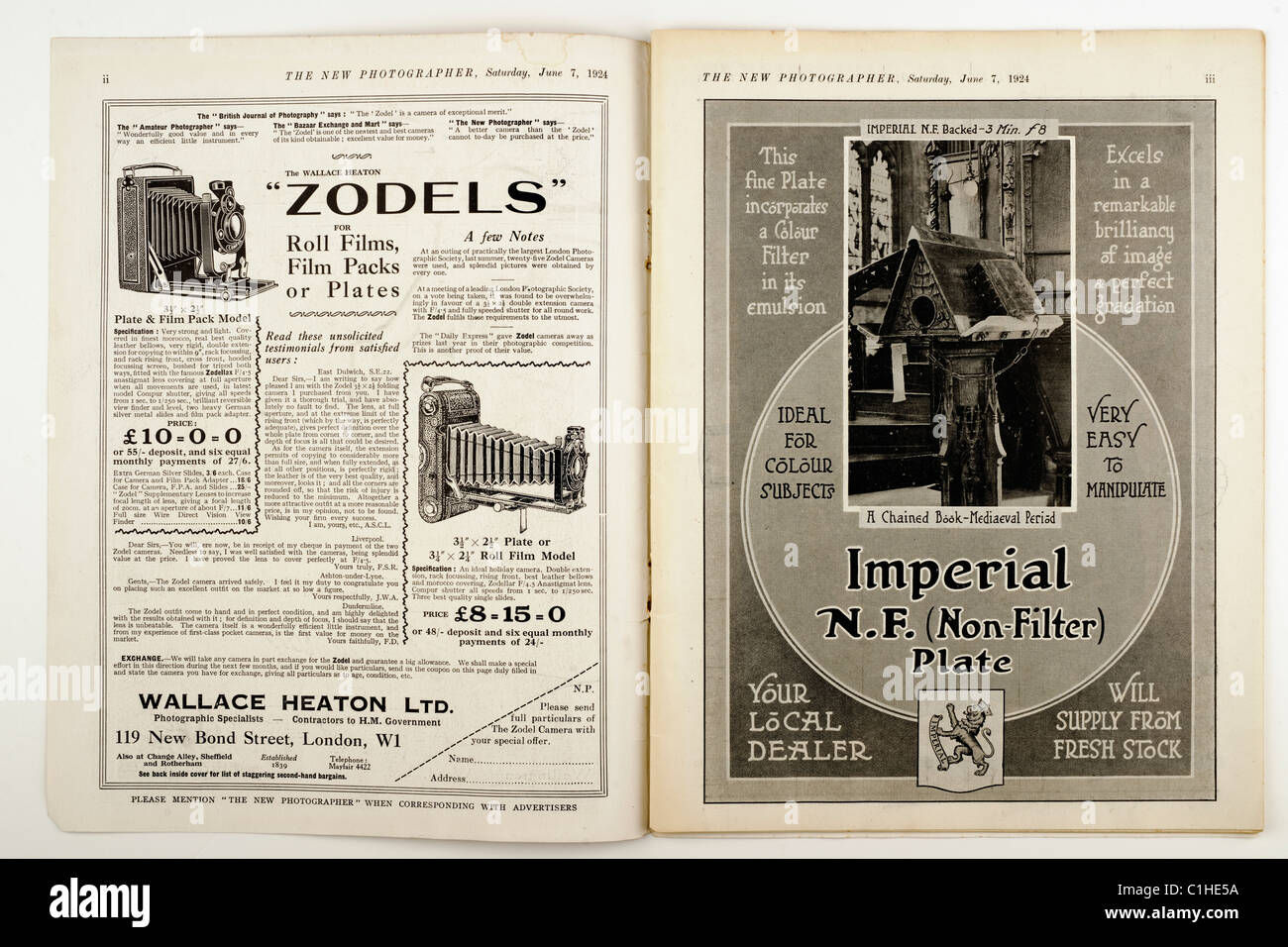 Due pagine di messaggi pubblicitari in un vecchio magazzino vintage il nuovo fotografo datata 7 giugno 1924. Solo editoriale Foto Stock